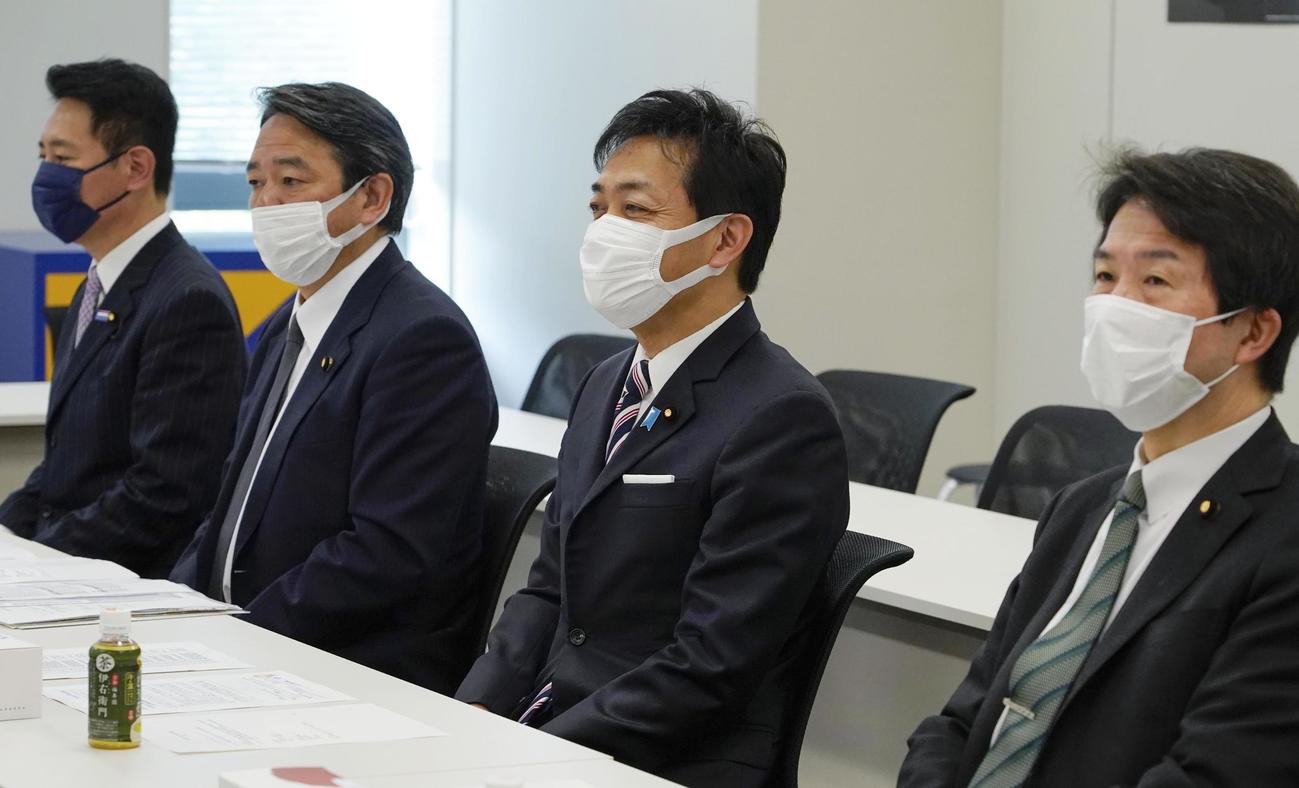 連合の芳野友子会長との会談に臨む国民民主党の玉木雄一郎代表（右から2人目）（共同）