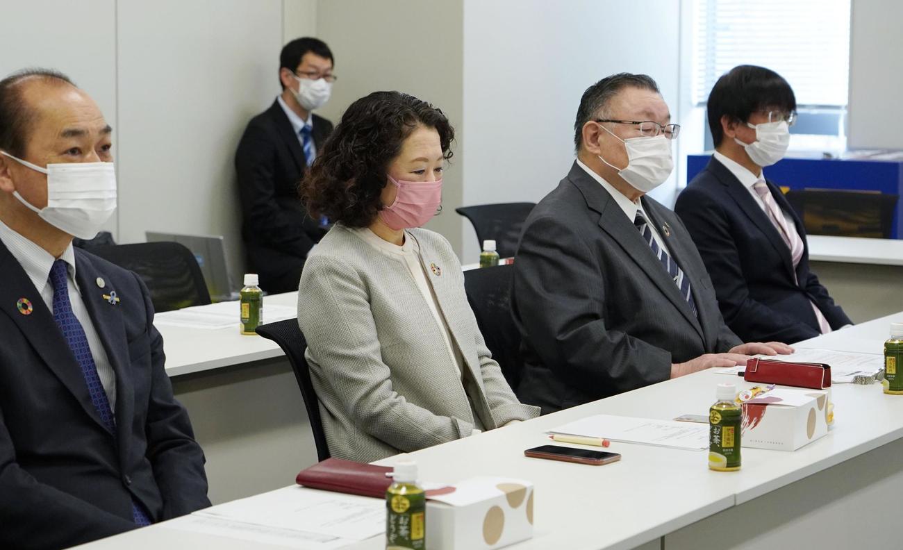 国民民主党の玉木雄一郎代表らとの会談に臨む連合の芳野友子会長（左から2人目）（共同）