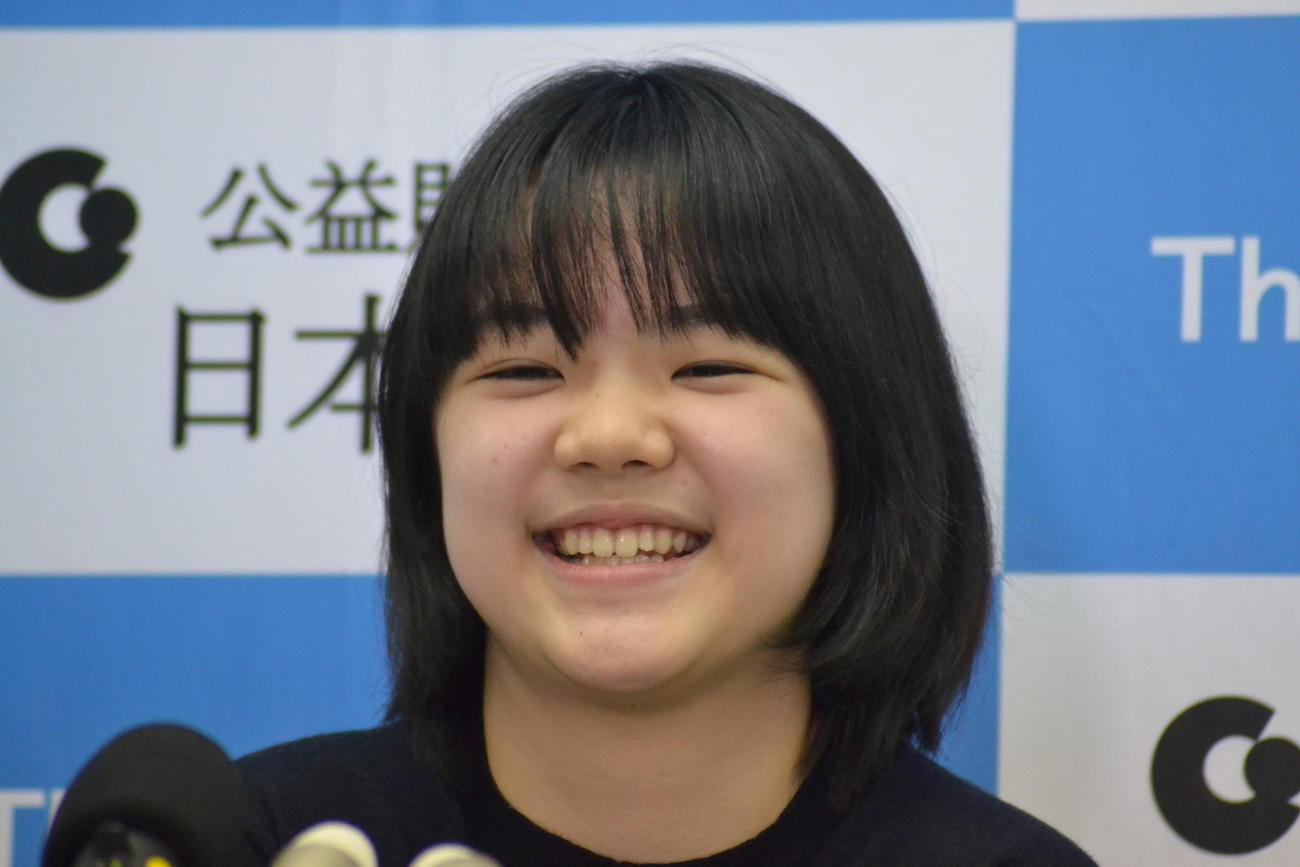 史上最年少でタイトル初挑戦権を獲得して会見で笑顔を見せる仲邑菫二段