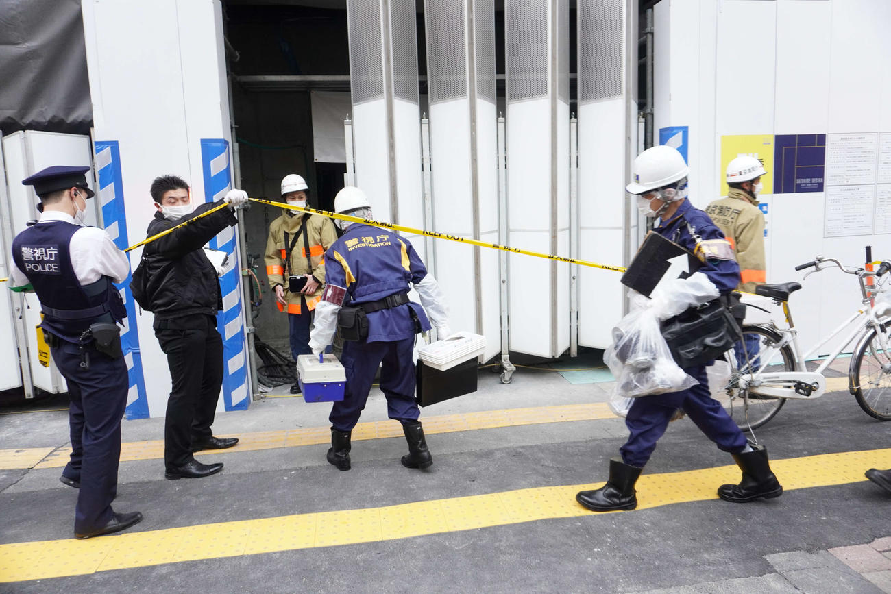 エレベーターが落下し、規制線が張られていた東京・銀座のビルの様子（撮影・沢田直人）