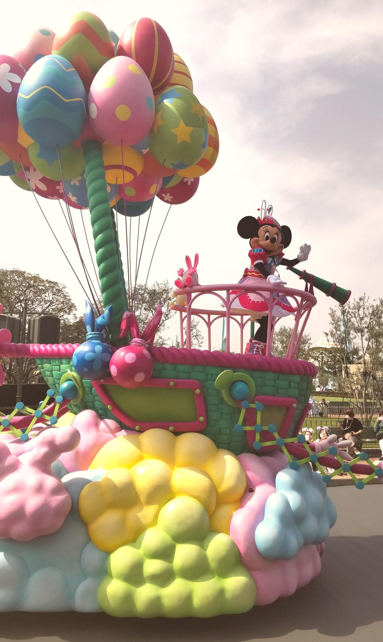 春のTDLイベント「ディズニー・イースター」のパレード「うさたま大脱走！」でフロートから手を振るミニーマウス（撮影・寺沢卓）