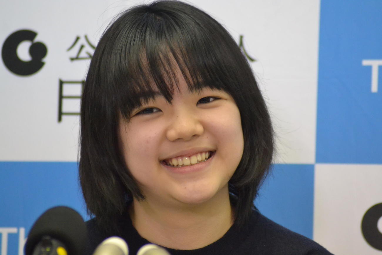 史上最年少でタイトル初挑戦権を獲得して会見で笑顔を見せる仲邑菫二段