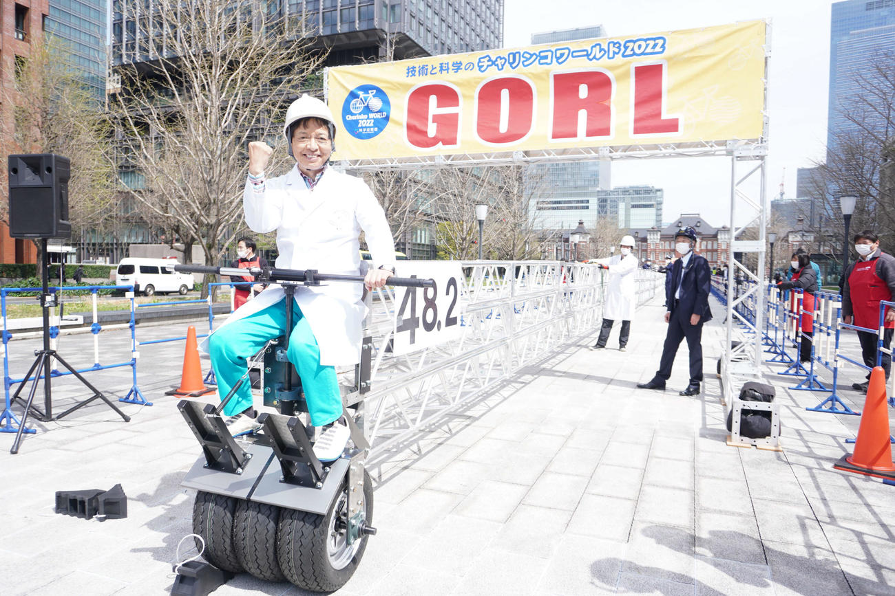 世界最長の自転車に乗り笑顔を見せる米村でんじろう氏（撮影・沢田直人）