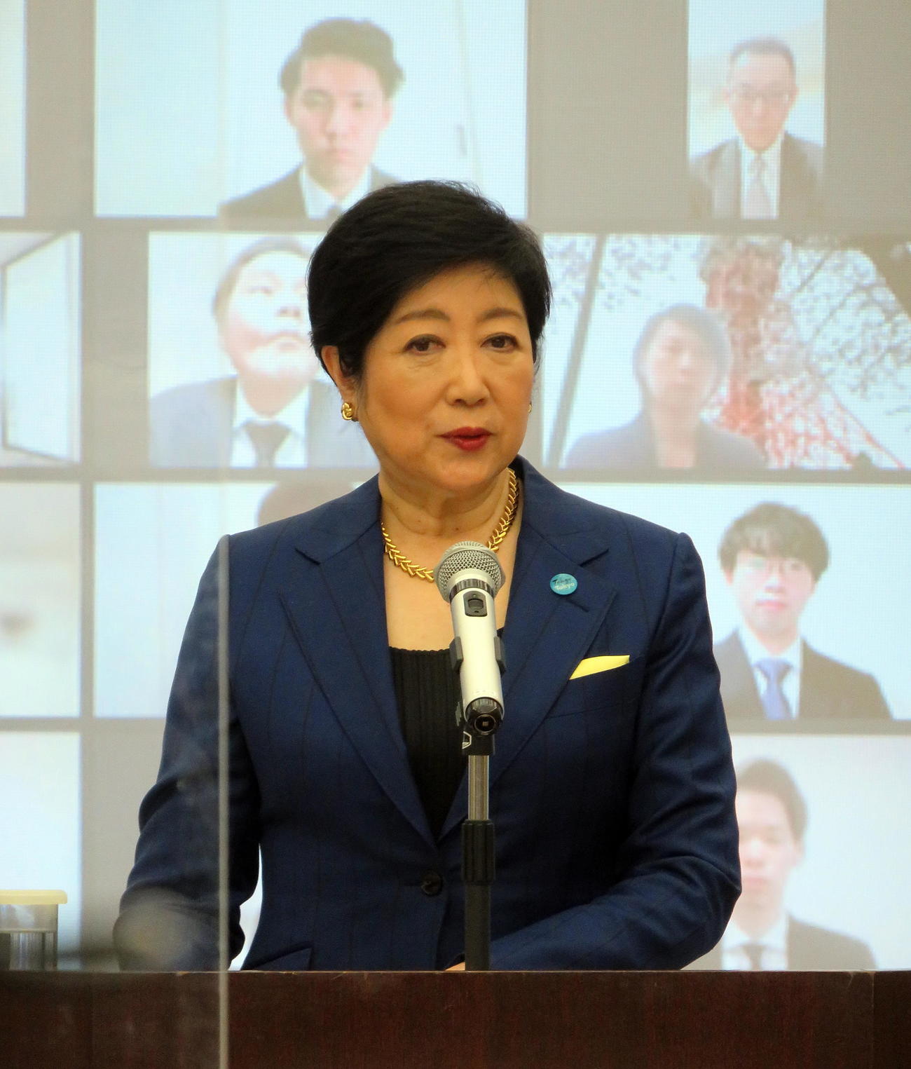 東京都職員入都式で新入職員にメッセージを送る小池百合子知事（撮影・鎌田直秀）