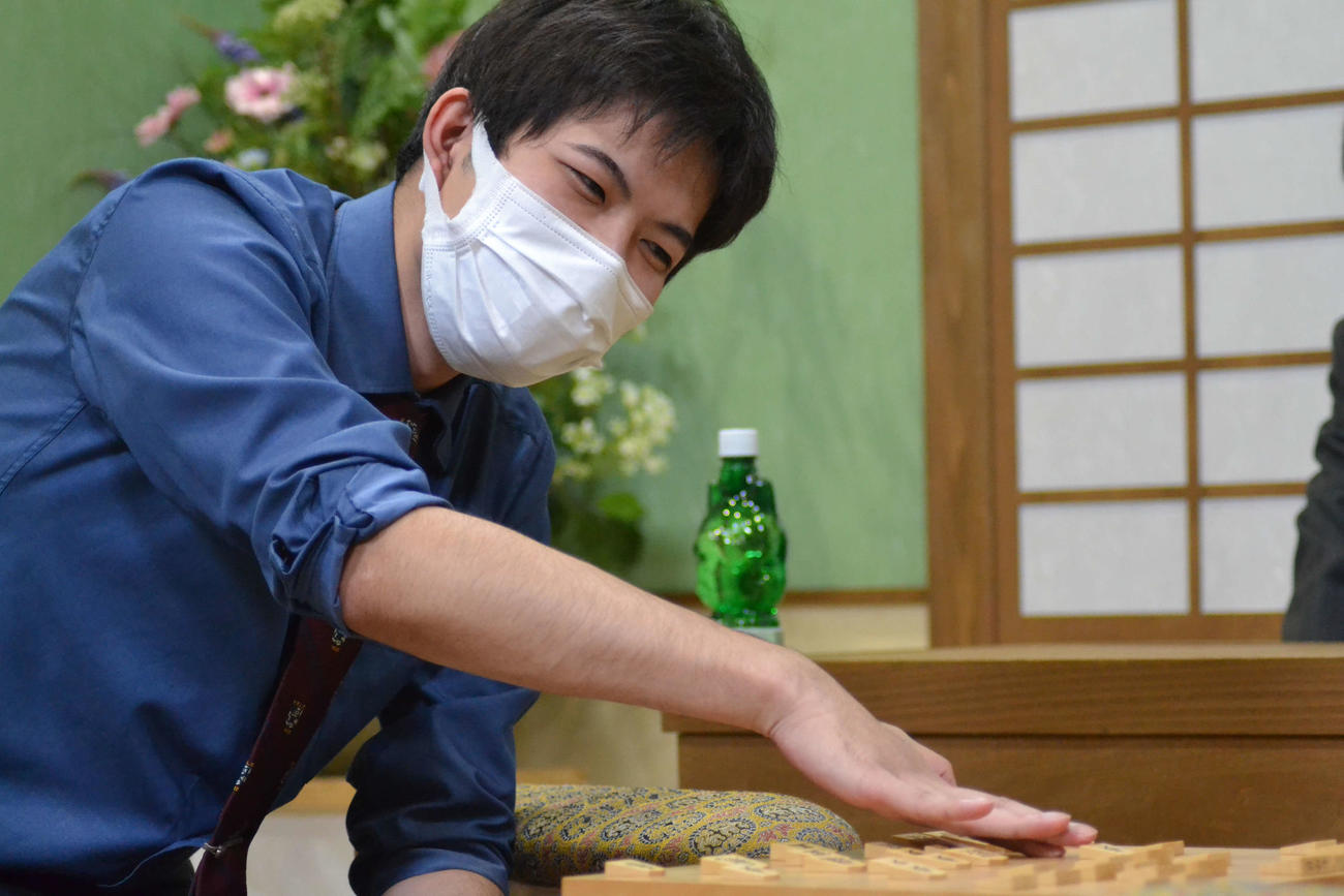 藤井聡太叡王への初挑戦権を獲得し、タイトル戦初登場で昇段も決めた出口若武六段
