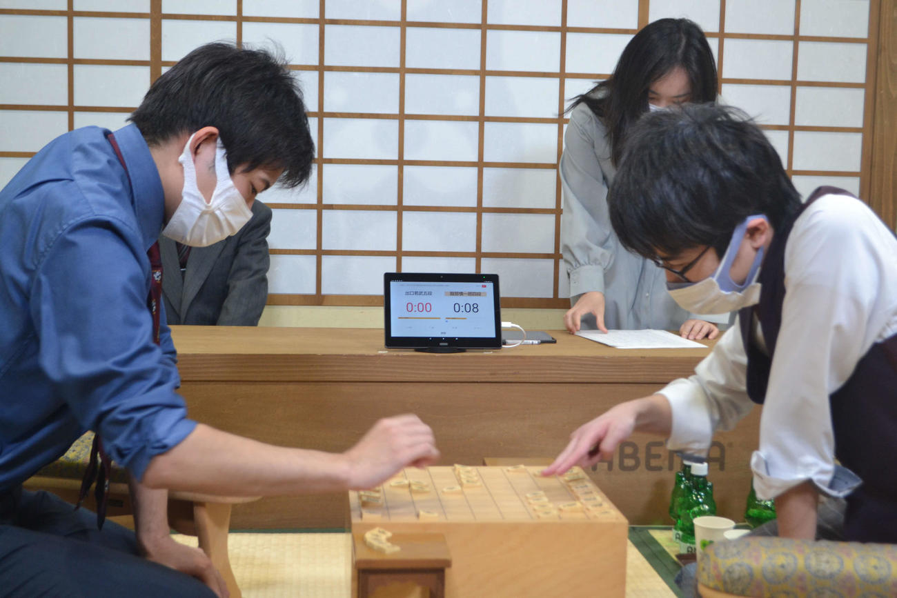 藤井聡太叡王への挑戦権は出口若武五段（左）が服部慎一郎四段（右）に勝って獲得し、同時に六段昇段を決めた