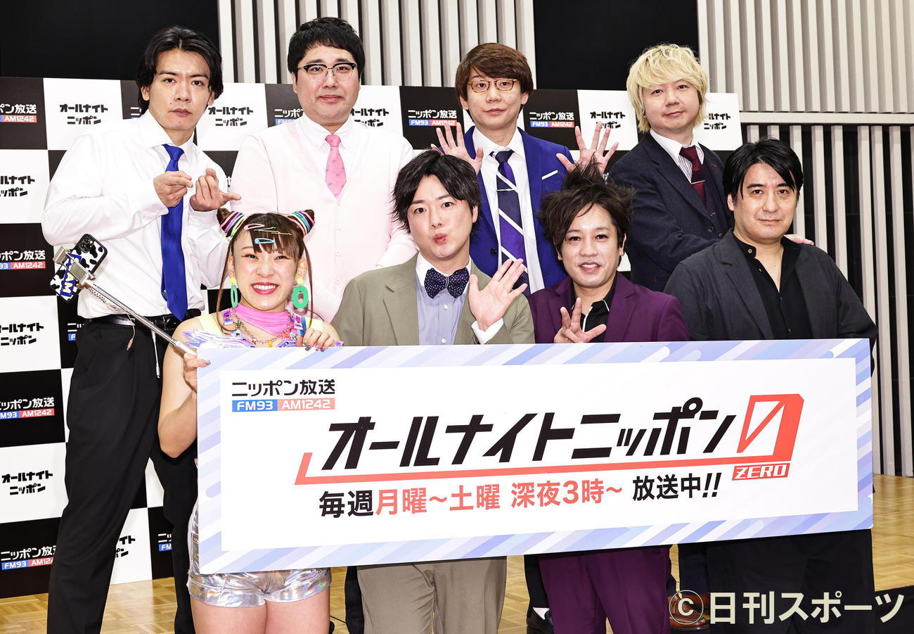 「オールナイトニッポン0（ZERO）」のパーソナリティーとなった、前列左からフワちゃん、ぺこぱのシュウペイと松陰寺太勇、佐久間宣行氏、後列左からマヂカルラブリーの野田クリスタルと村上、三四郎の小宮浩信と相田周二（撮影・中島郁夫）