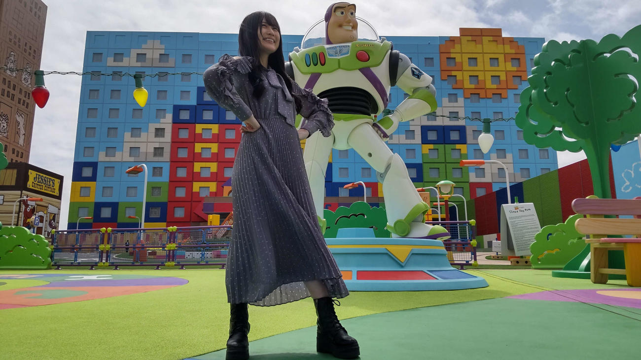 ホテル正面に設置されたバズ・ライトイヤーと同じポーズで山本茉愛はニッコリ。宿泊客定番の撮影ポイントになりそう（撮影・寺沢卓）