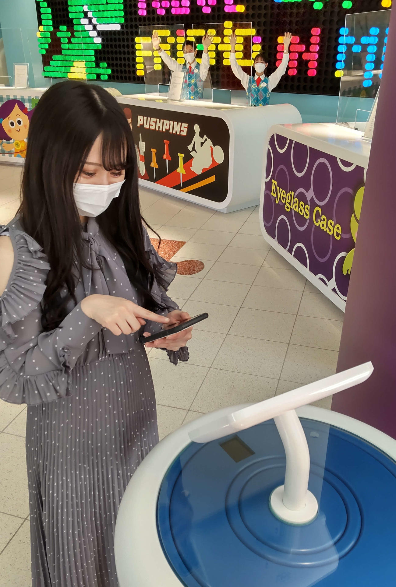 フロントにはチェックイン専用端末があって、事前に携帯電話にアプリ導入しておくと、携帯電話がルームキーになる。後方のフロントでは通常のルームキーも渡している