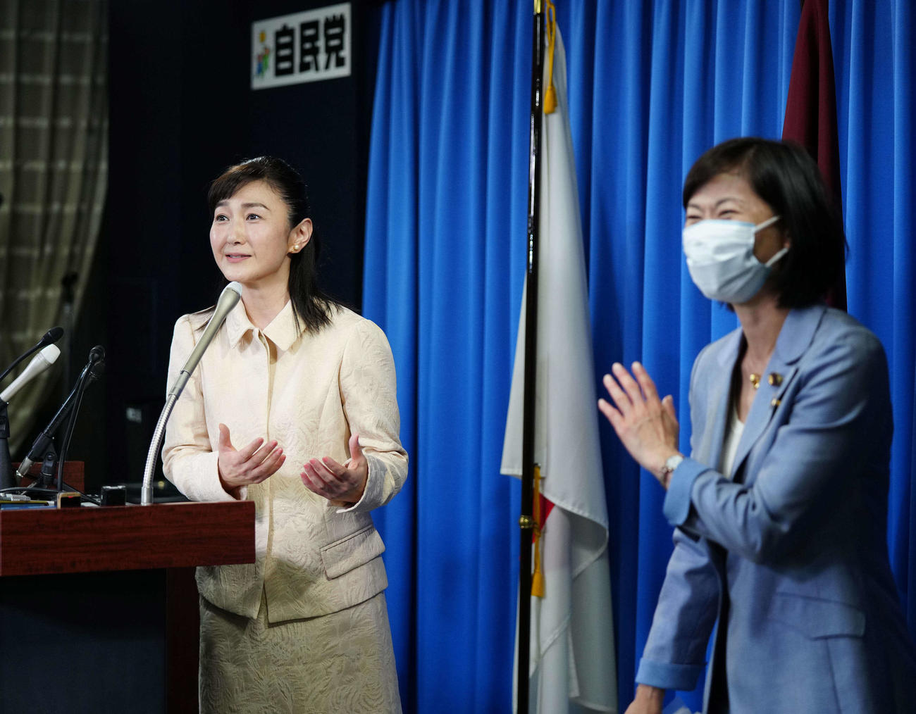 参院選出馬会見に臨む「おニャン子クラブ」元メンバーの生稲晃子氏。右は丸川珠代参院議員（撮影・江口和貴）