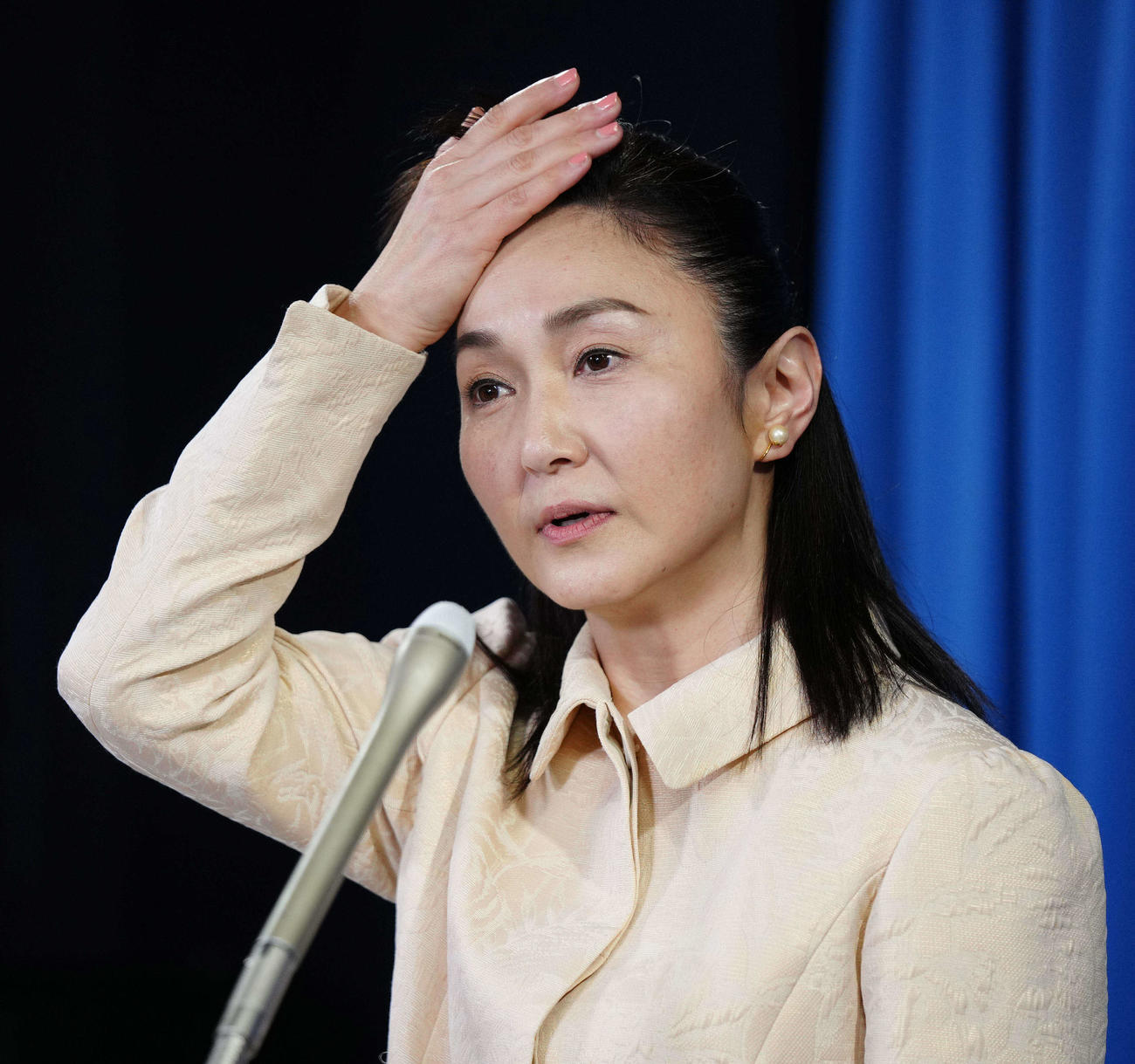 参院選出馬会見で汗をぬぐう「おニャン子クラブ」元メンバーの生稲晃子氏（撮影・江口和貴）