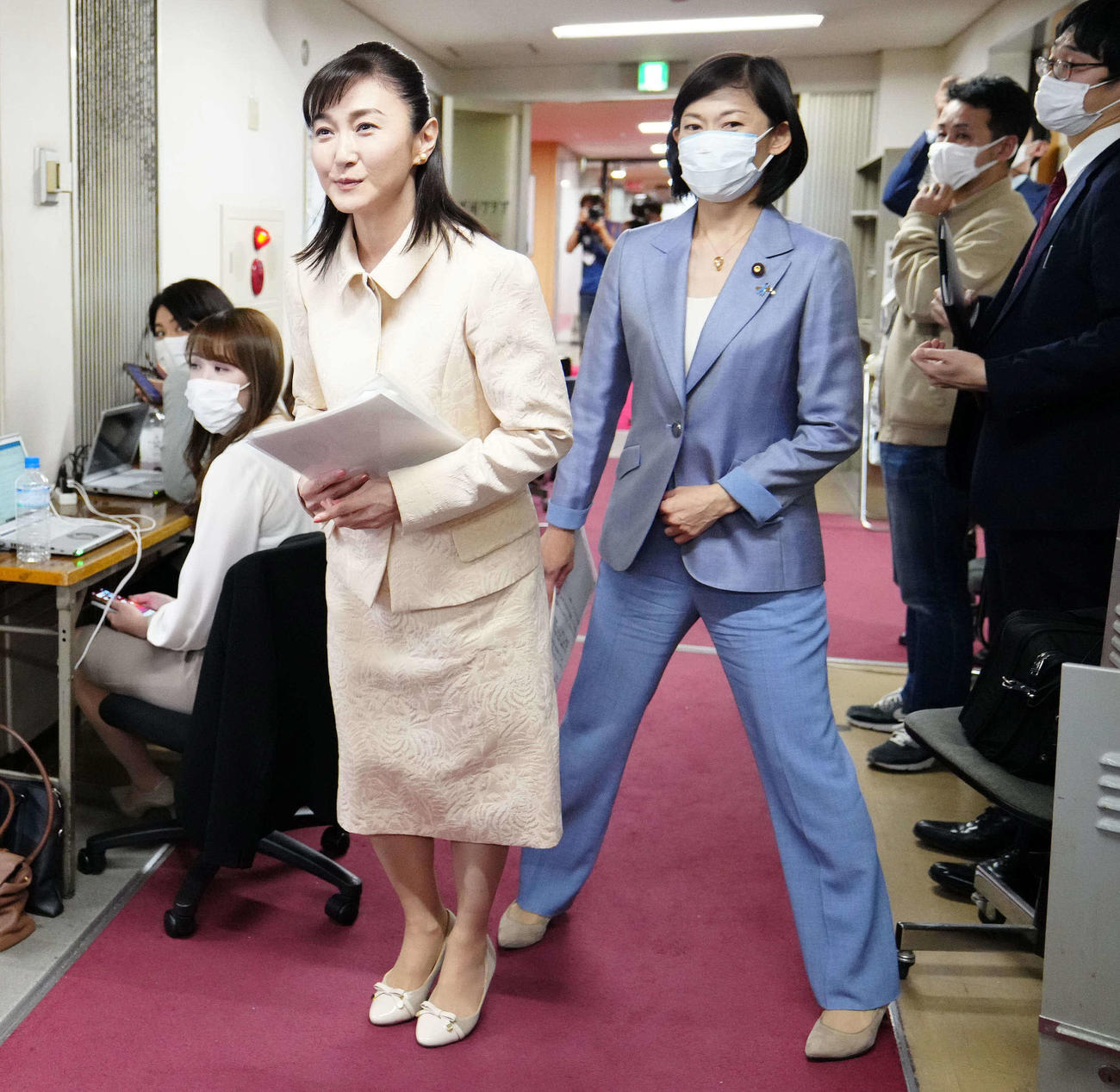 会見場に入る「おニャン子クラブ」元メンバーの生稲晃子氏（中央左）。同右は丸川珠代参院議員（撮影・江口和貴）