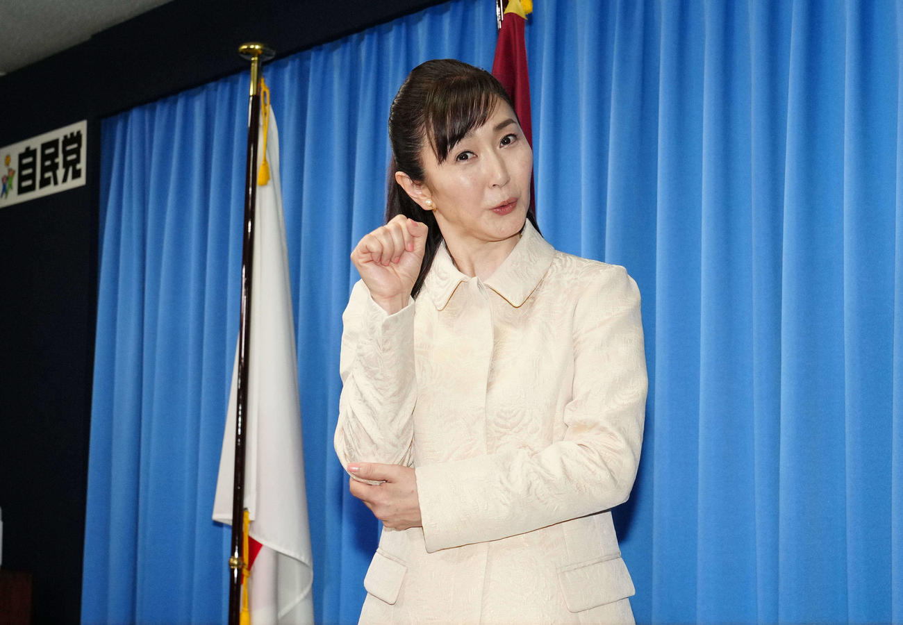 参院選出馬会見に臨み、カメラマンのリクエストで、おニャン子風？　ポーズを決める生稲晃子氏（撮影・江口和貴）