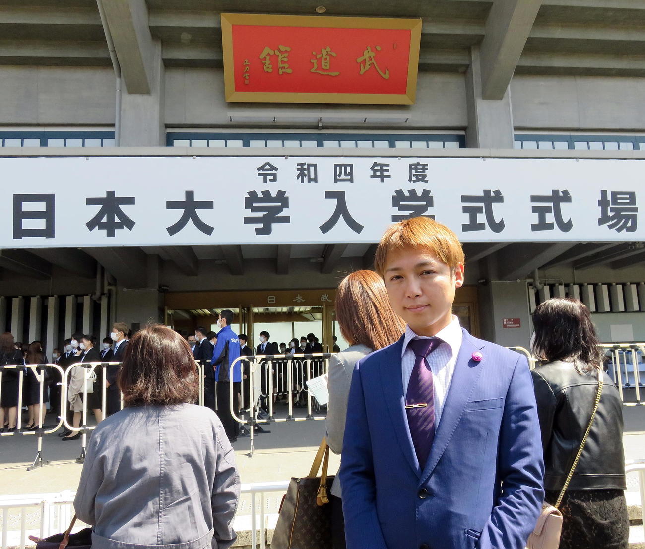 日大の入学式に新入生として出席したスーパークレイジー君（撮影・鎌田直秀）