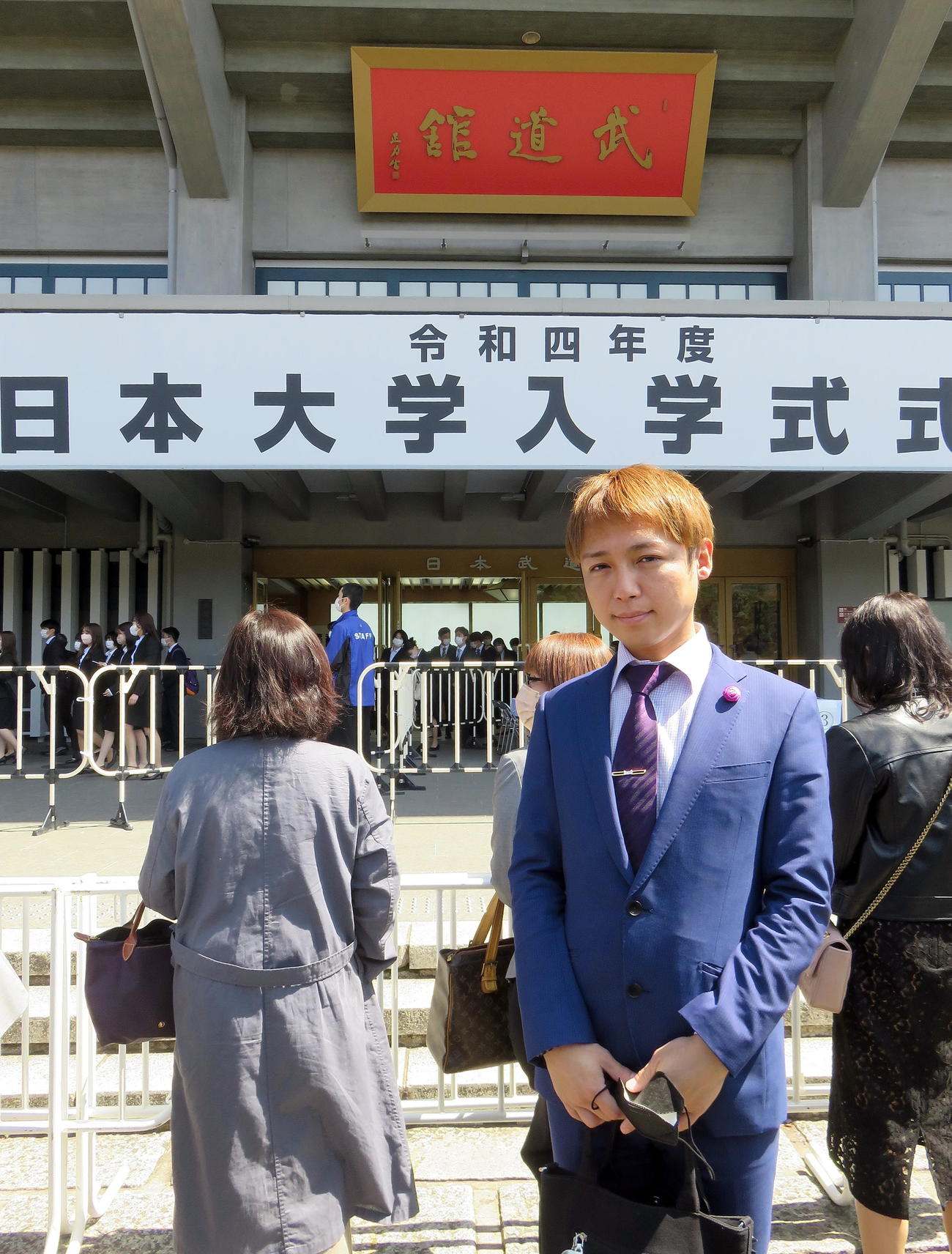 日大新入生として入学式に出席し、会場の日本武道館前で記念撮影するスーパークレイジー君（撮影・鎌田直秀）