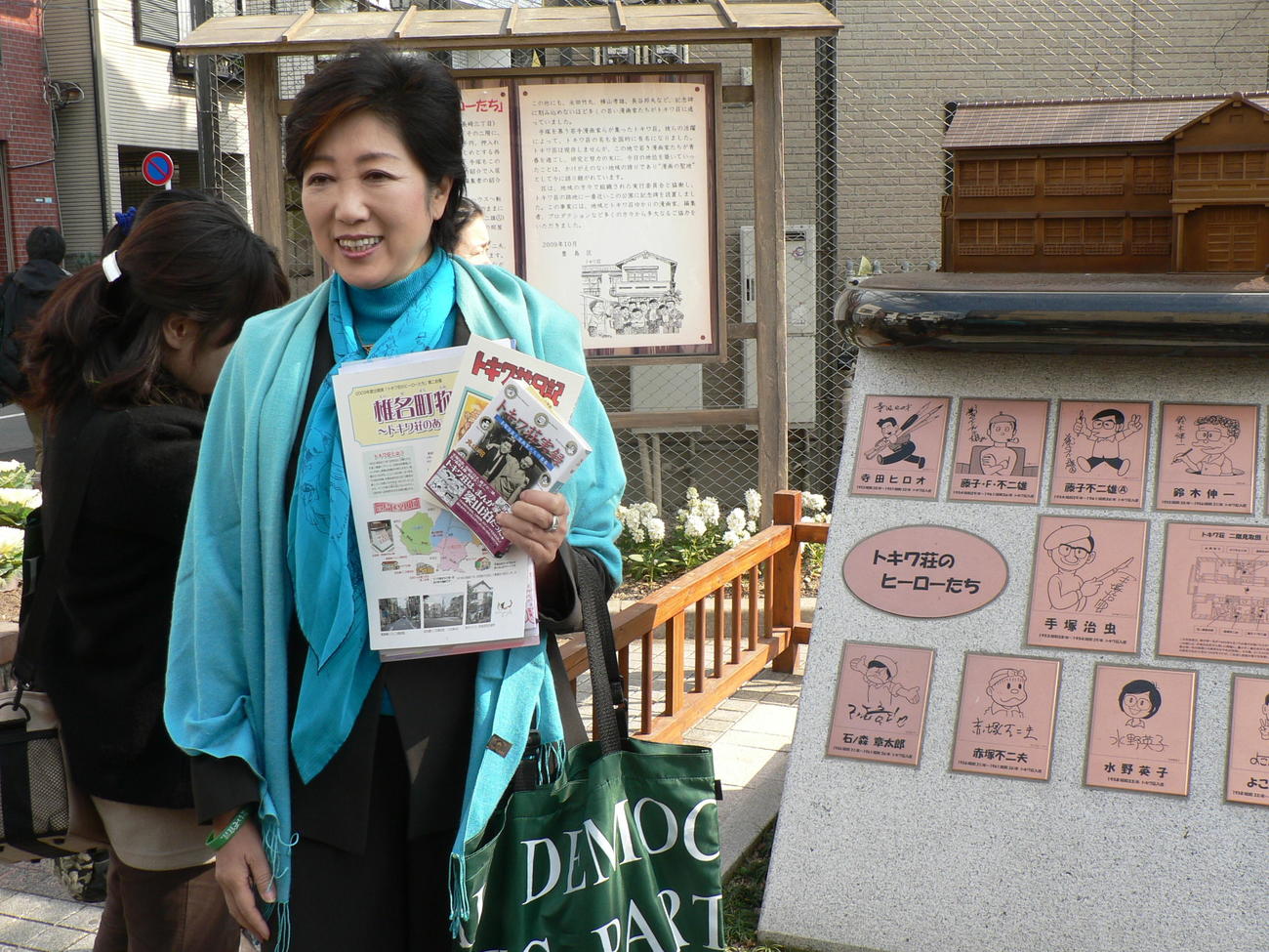 手塚治虫さんらトキワ荘にいた漫画家たちの記念碑前で取材に応じる小池百合子氏（2010年1月31日撮影）