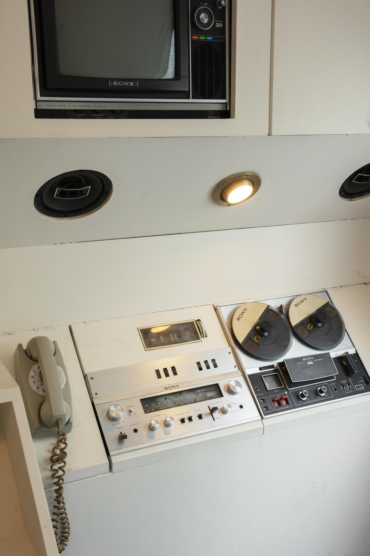 壁には14型のカラーテレビ、ダイヤル式の電話、ステレオのセットとカセットレコードはオープンリール式になっている（提供・前田達之さん）