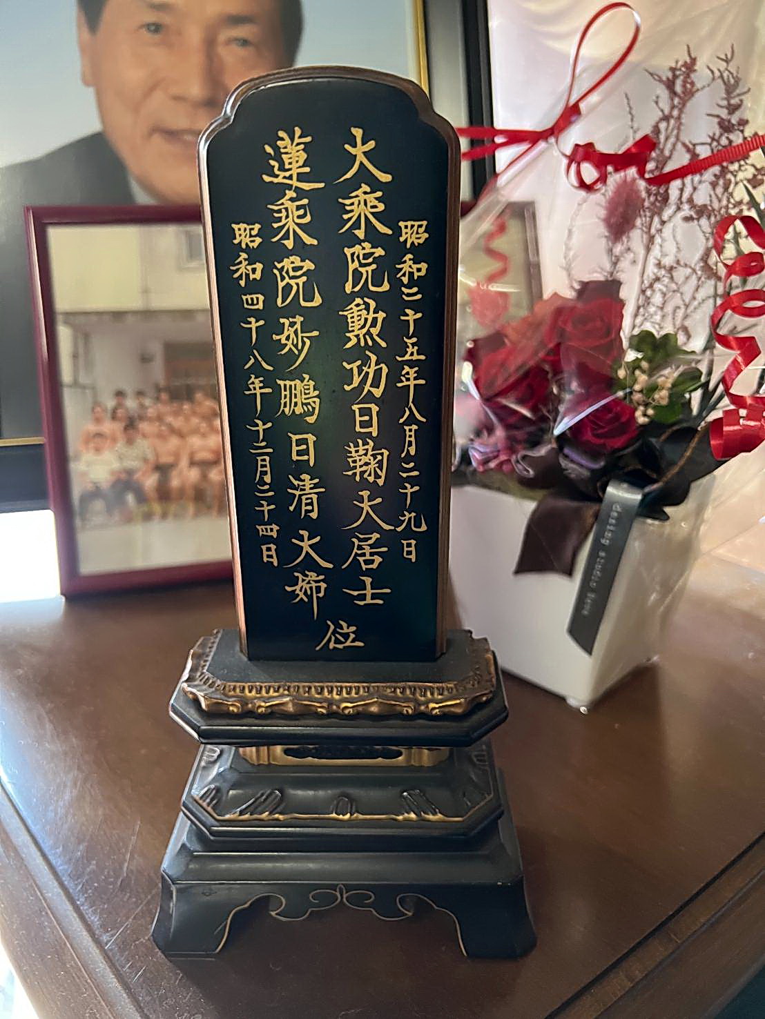 第48代大鵬の納谷幸喜氏の遺影（後方）の前に置かれている父マルキャン・ボリシコさん（右）と母納谷キヨさんの戒名が記された位牌（大鵬企画提供）