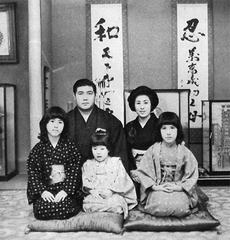 77年、正月に家族で記念撮影する第46代横綱大鵬の納谷幸喜さん（後列左）、妻芳子さん（同右）（大鵬企画提供）