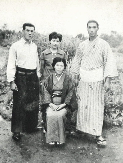 58年、北海道巡業時に母納谷キヨさん（前）ら家族と記念撮影する三段目時代の納谷幸喜さん（右端）（大鵬企画提供）