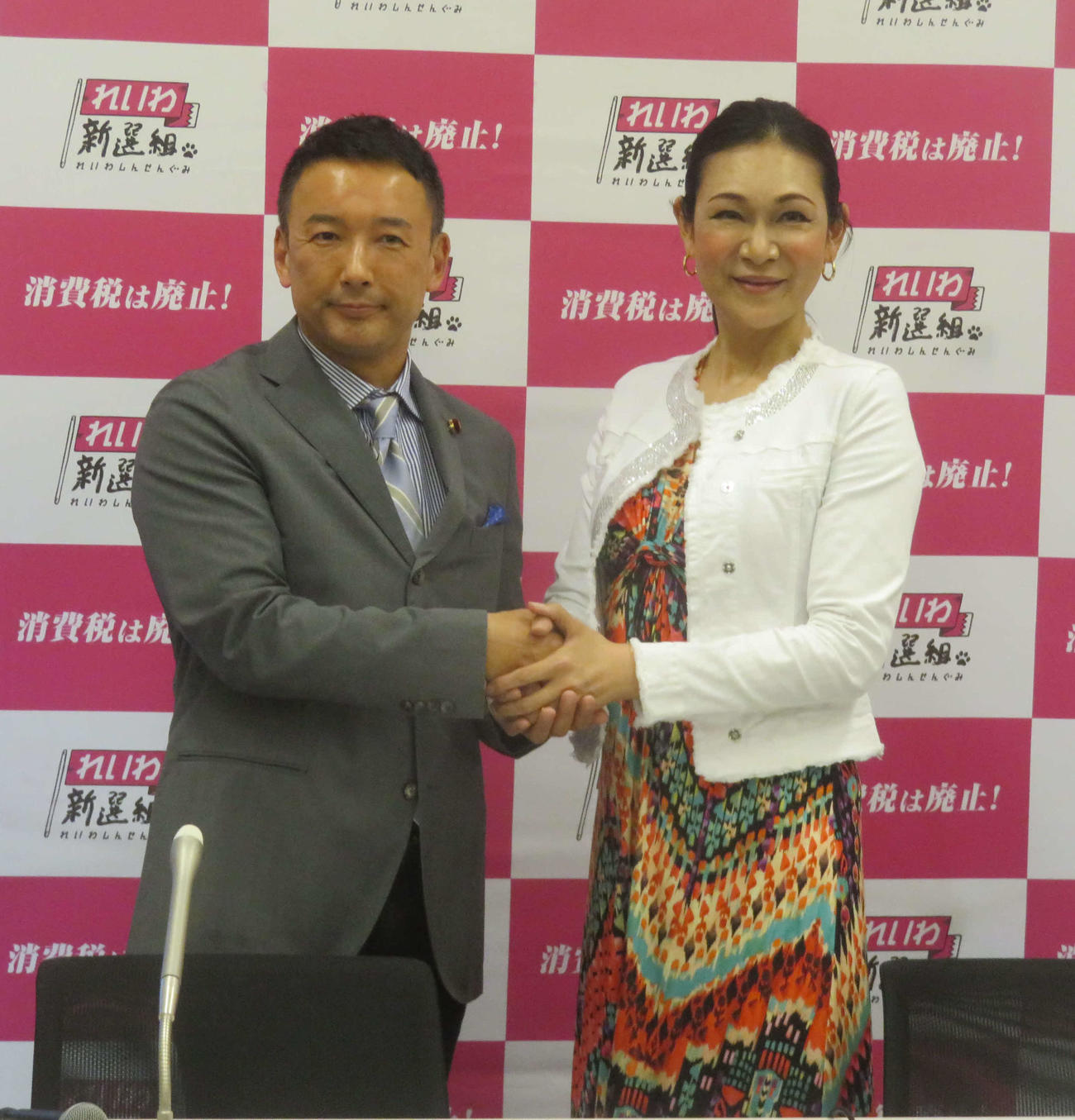 れいわ新選組の山本太郎代表（左）は参院選東京選挙区で依田花蓮氏の擁立を発表した（撮影・大上悟）