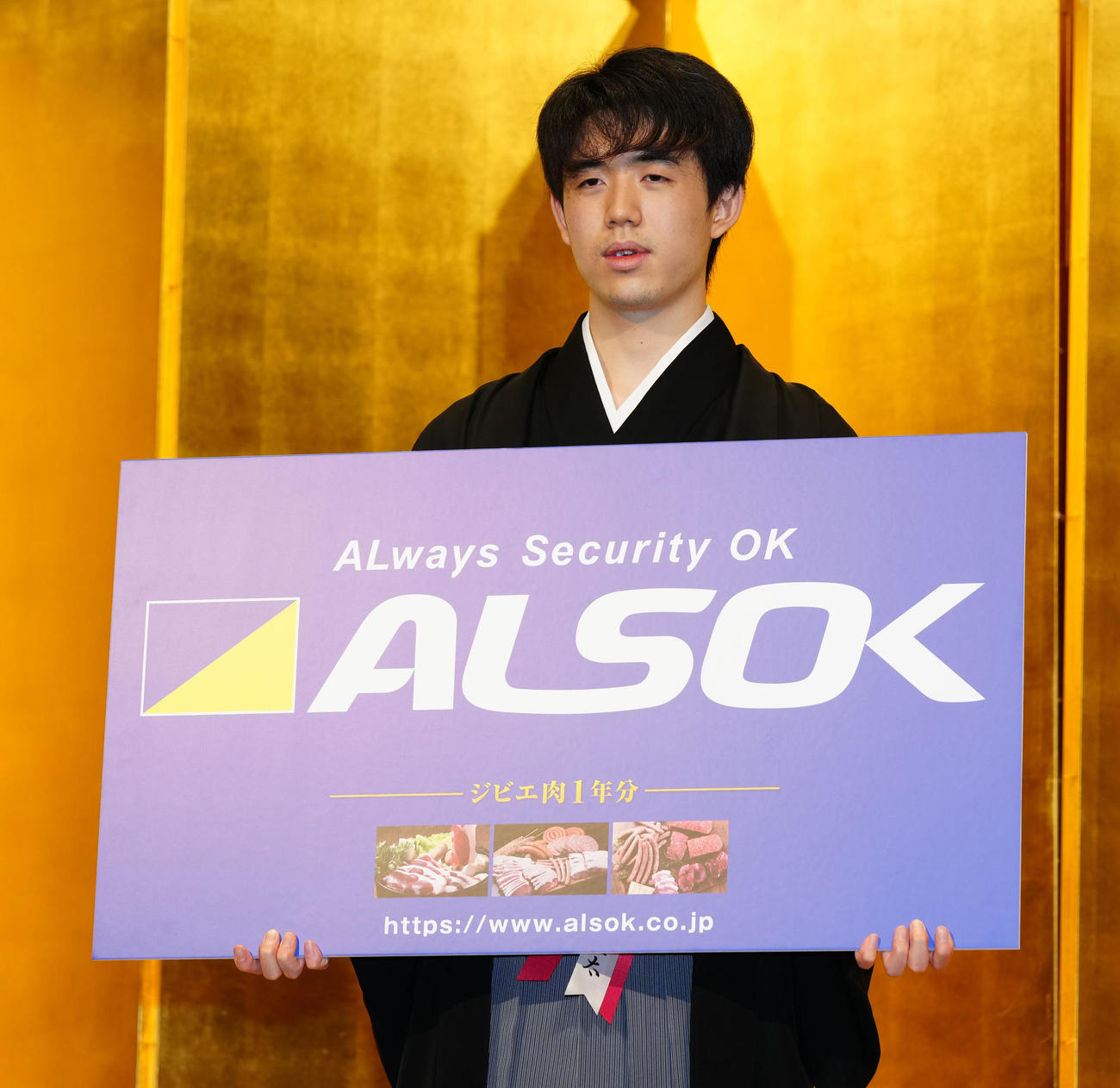 王将就位式で「ジビエ肉」1年分が贈られた藤井聡太5冠（撮影・江口和貴）