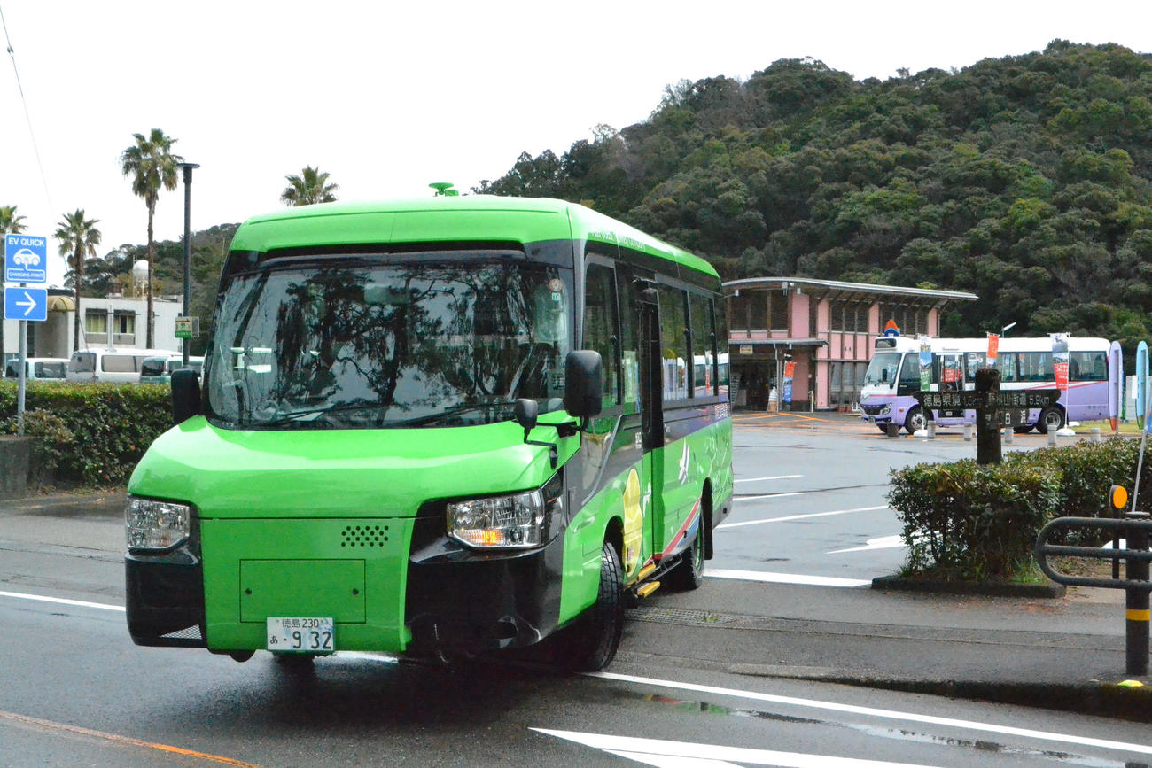 海の駅東洋町を出るバスモードのDMV