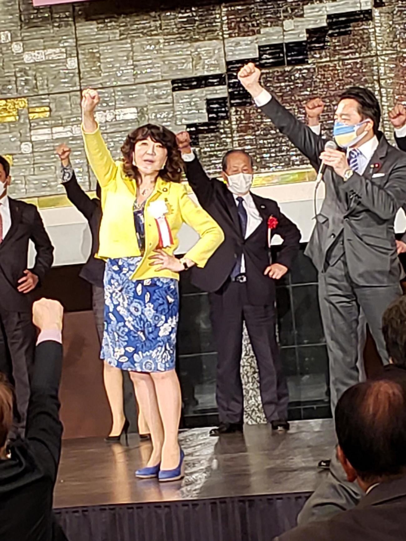 自身のパーティーで参院選に向けてガンバローコールをする自民党の片山さつき参院議員（2022年4月11日撮影）