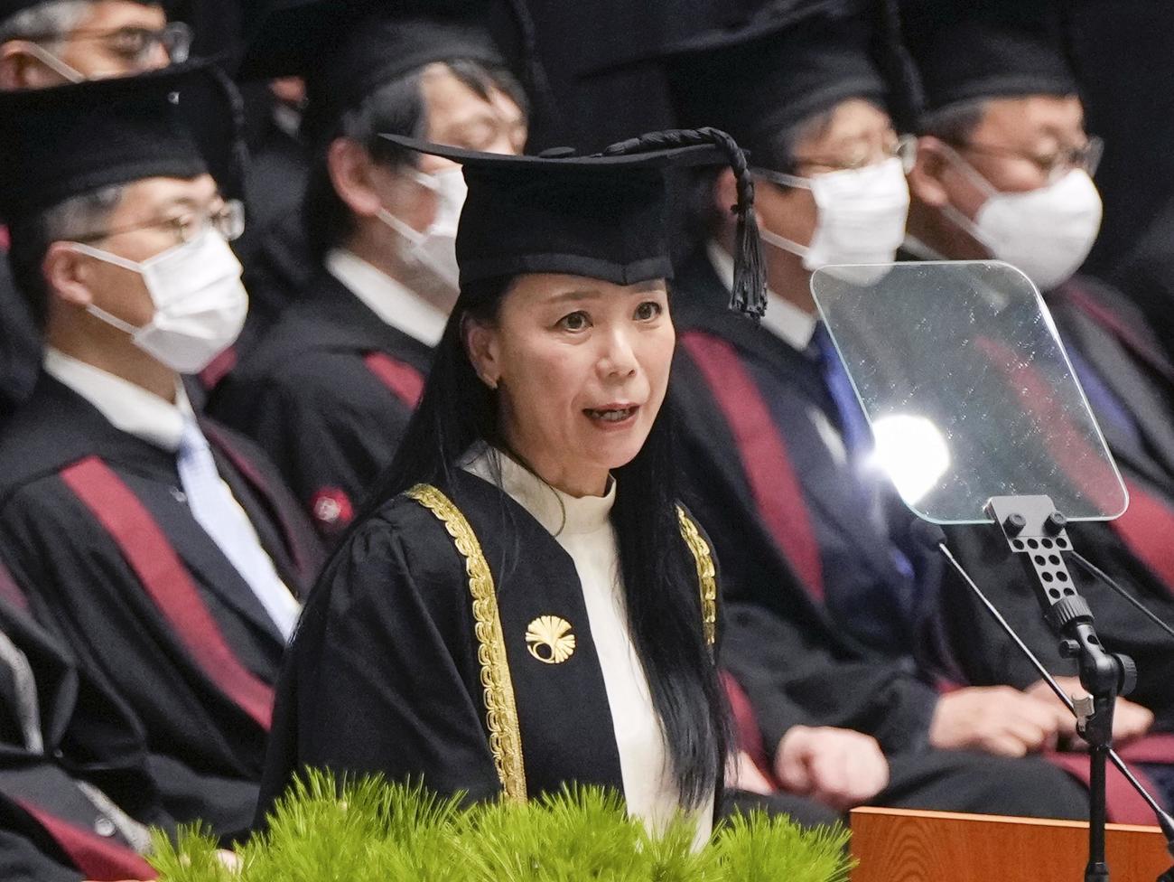東大の入学式で祝辞を述べる、映画監督の河瀬直美氏（共同）