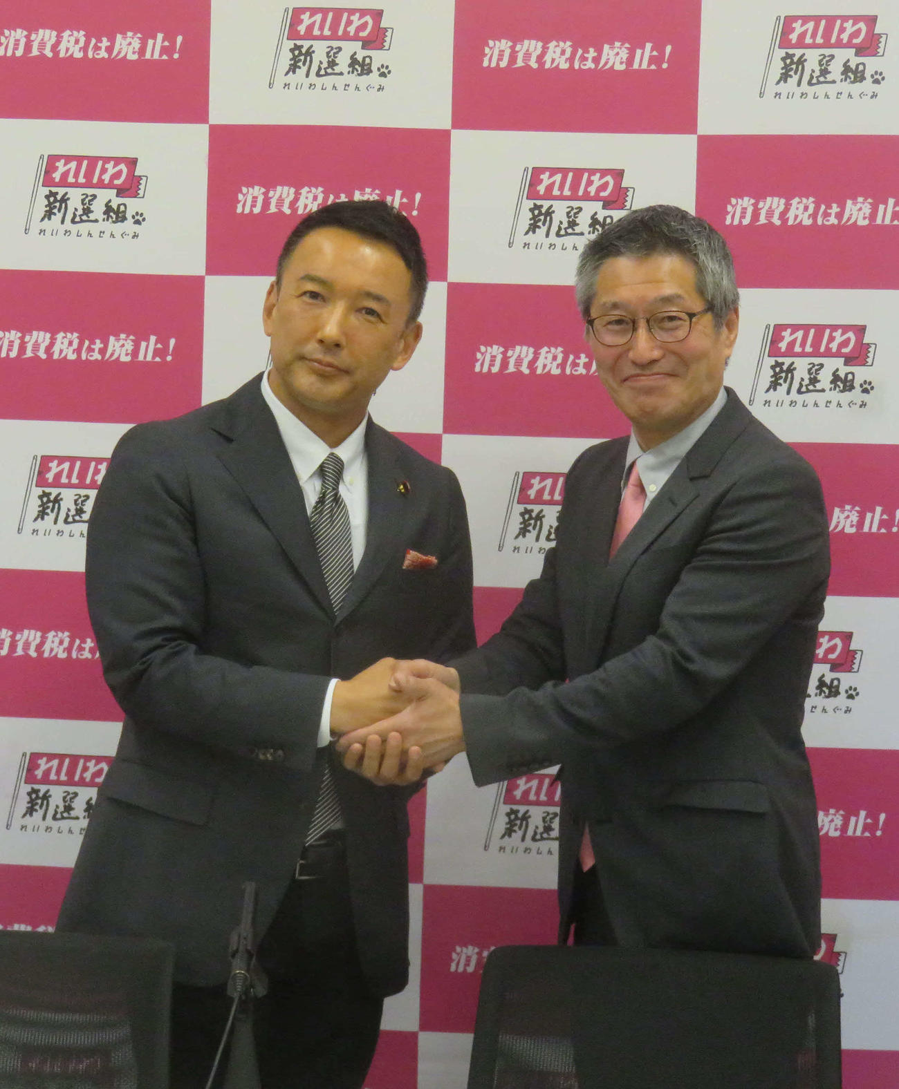 れいわ新選組の山本太郎代表（左）と握手を交わす参院選比例代表で公認候補予定者となった金泰泳氏（撮影・大上悟）