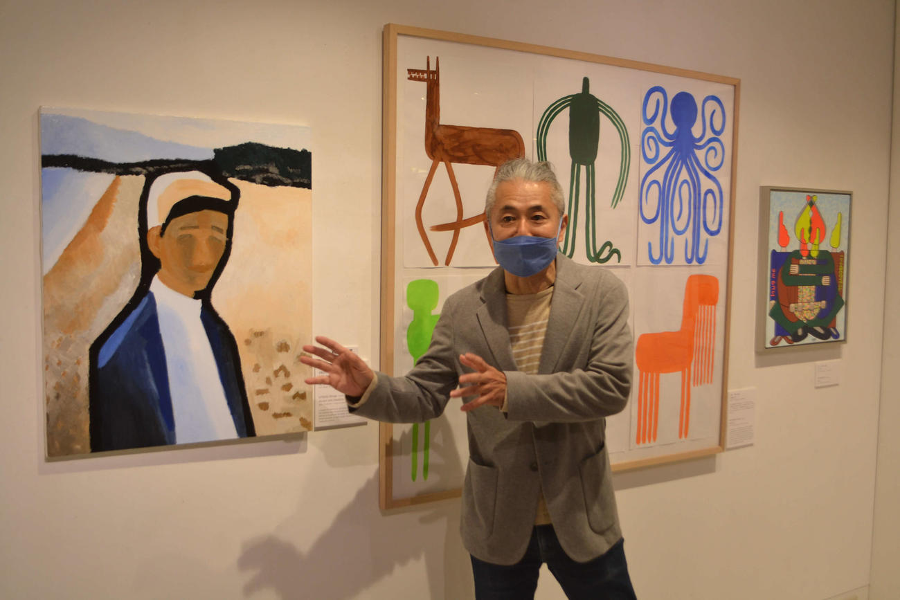 「第4回日本財団DIVERSITY IN THE ARTS公募展」の作品について説明する中津川浩章氏