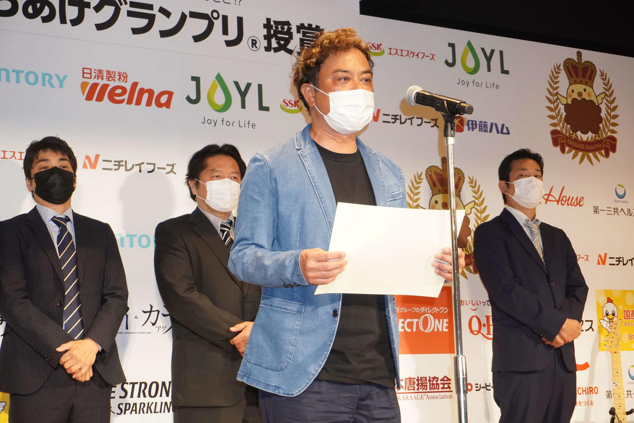 第13回からあげグランプリ「中日本味バラエティ部門」で最高金賞を受賞した「暴れん坊チキン」の店主射り口和八さん（撮影・沢田直人）