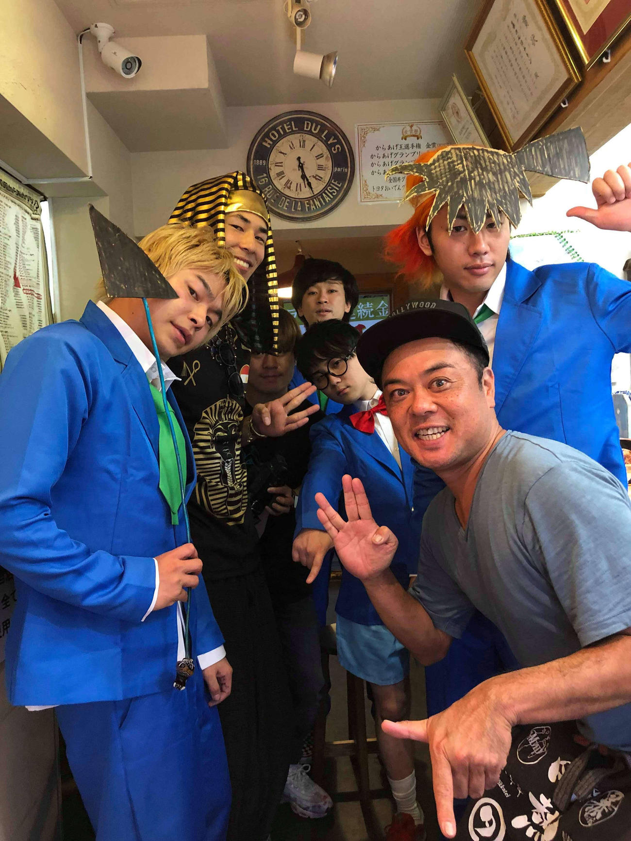 人気ユーチューバー「東海オンエア」のメンバーと笑顔でポーズをとる「暴れん坊チキン」の店主射り口和八さん（本人提供）