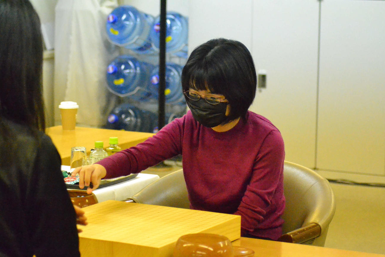 13歳1カ月の史上最年少でタイトル戦挑戦者となり、藤沢里菜女流名人に挑む黒番の仲邑菫二段