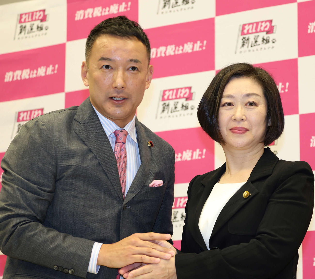 議員辞職するれいわ新選組代表の山本太郎氏（左）と写真に納まる繰り上げ当選する櫛渕万里さん（撮影・丹羽敏通）