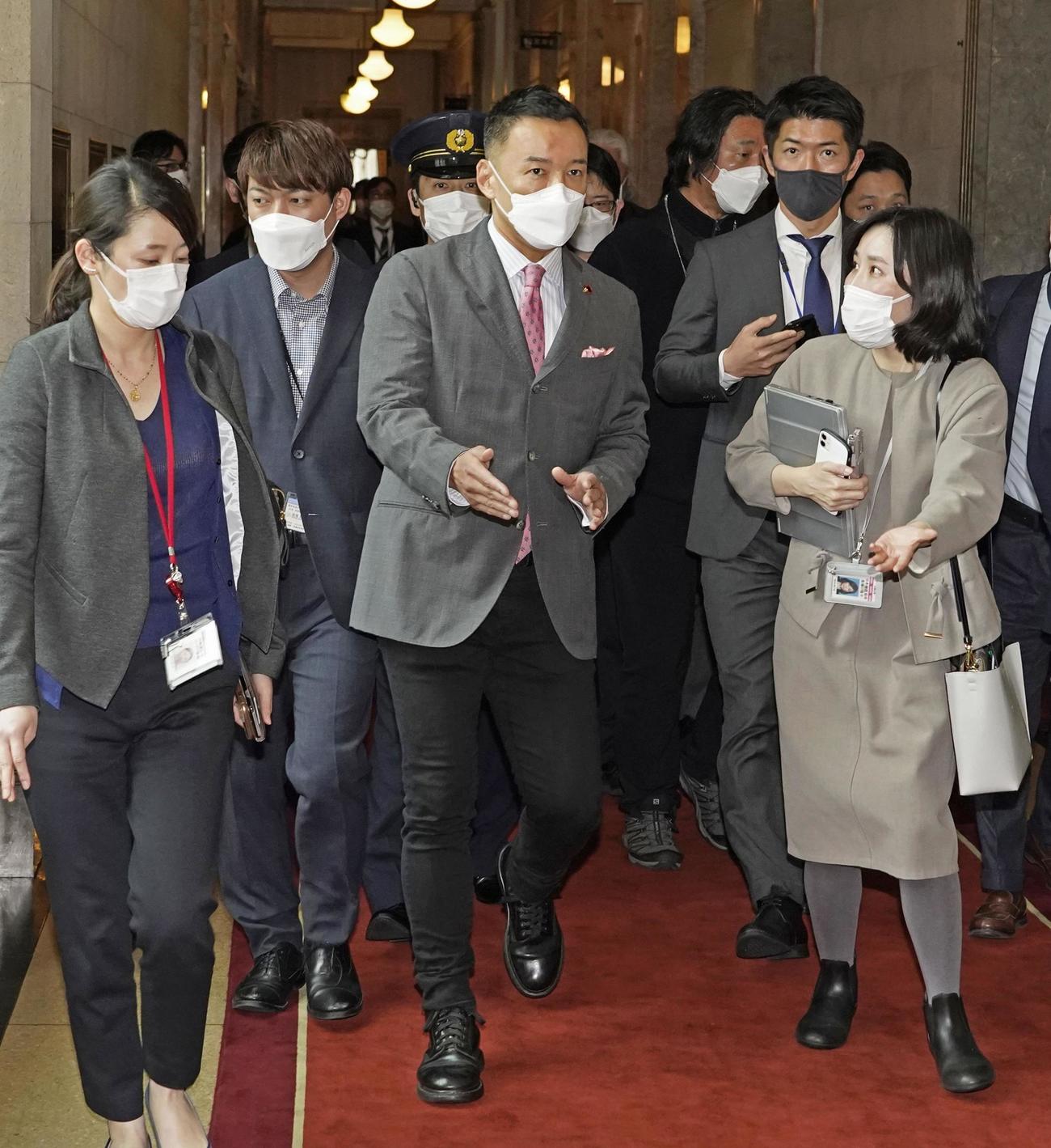 議員辞職願を提出後、記者団に囲まれるれいわ新選組の山本代表（中央）（共同）