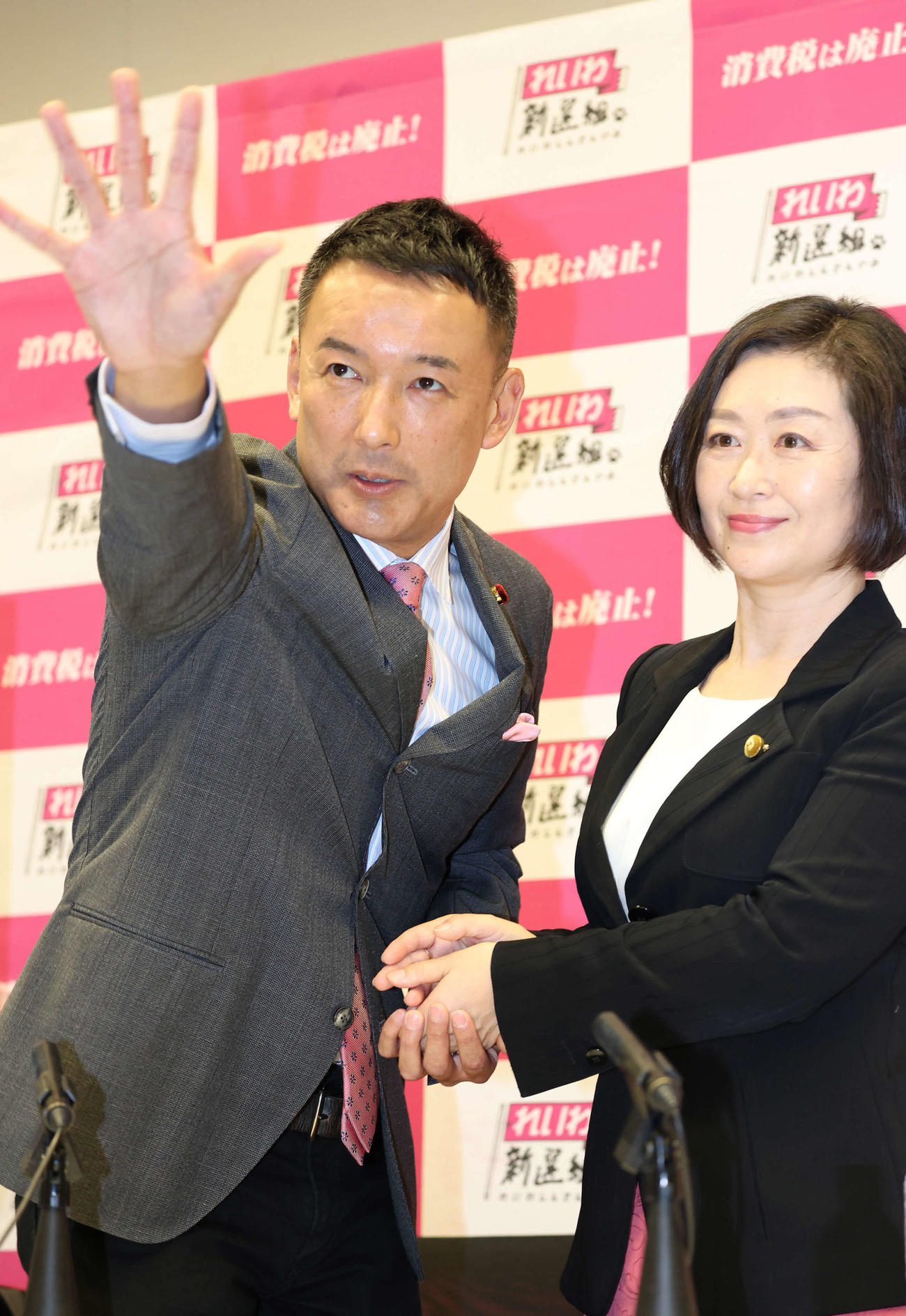 議員辞職するれいわ新選組代表の山本太郎氏（左）と写真に納まる繰り上げ当選する櫛渕万里さん（撮影・丹羽敏通）