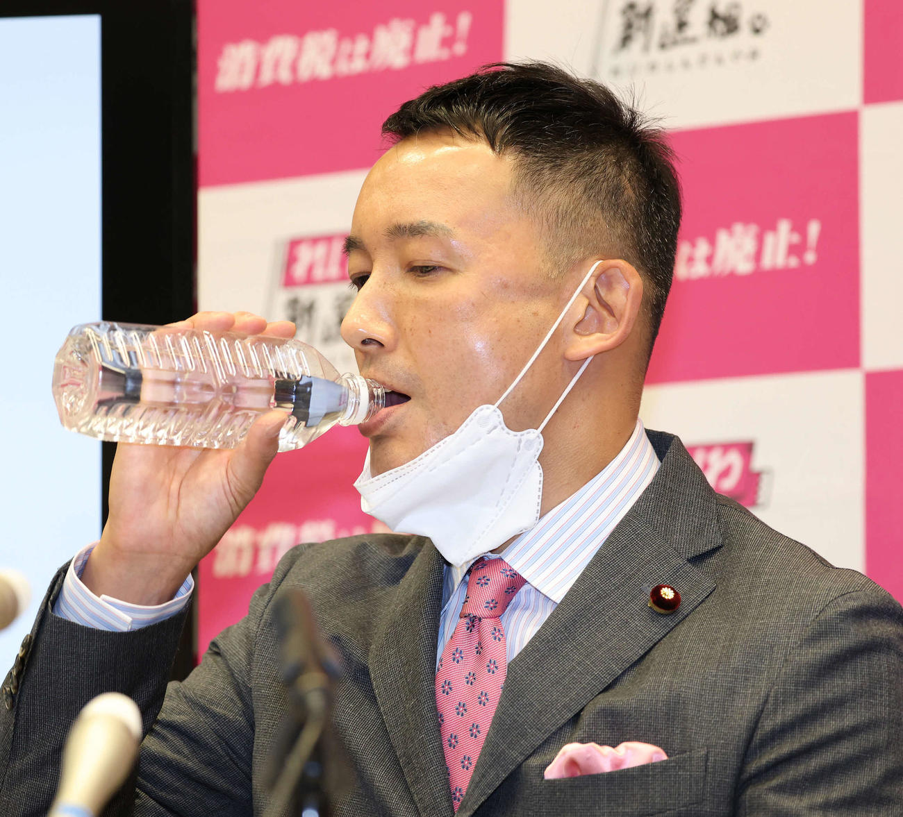 議員辞職の記者会見をするれいわ新選組代表の山本太郎氏（撮影・丹羽敏通）