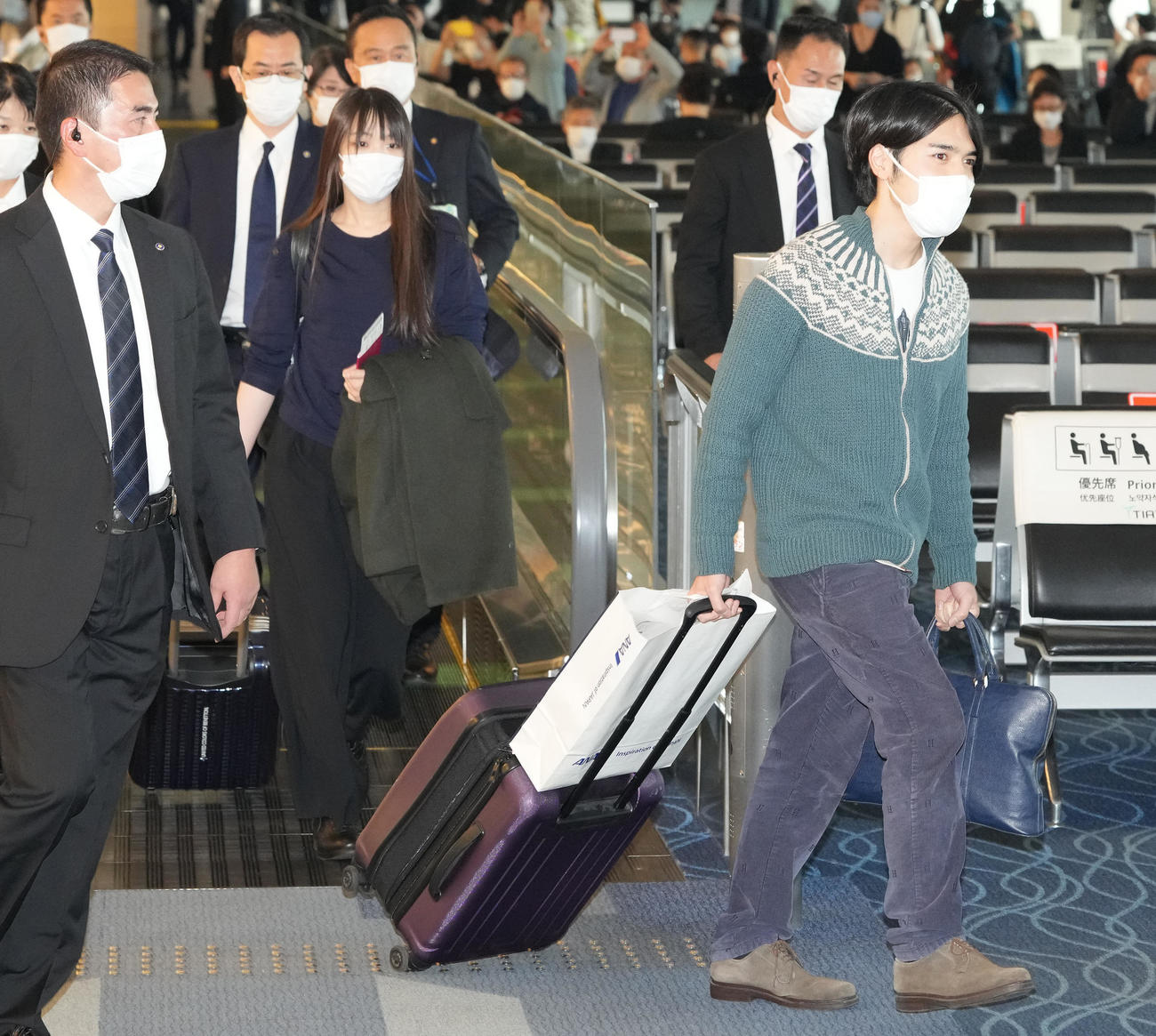 渡米する小室圭さん（右）、眞子さん＝2021年11月14日