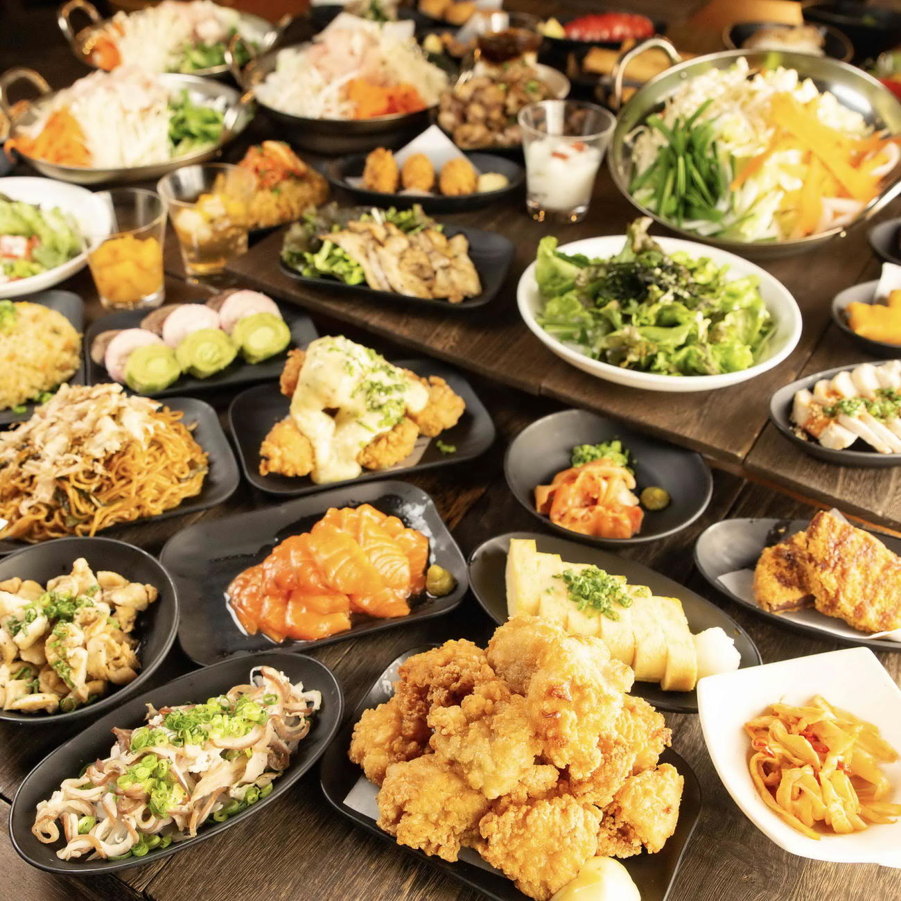 卓上にズラリと並べられた「おすすめ屋」の食事（同店提供）