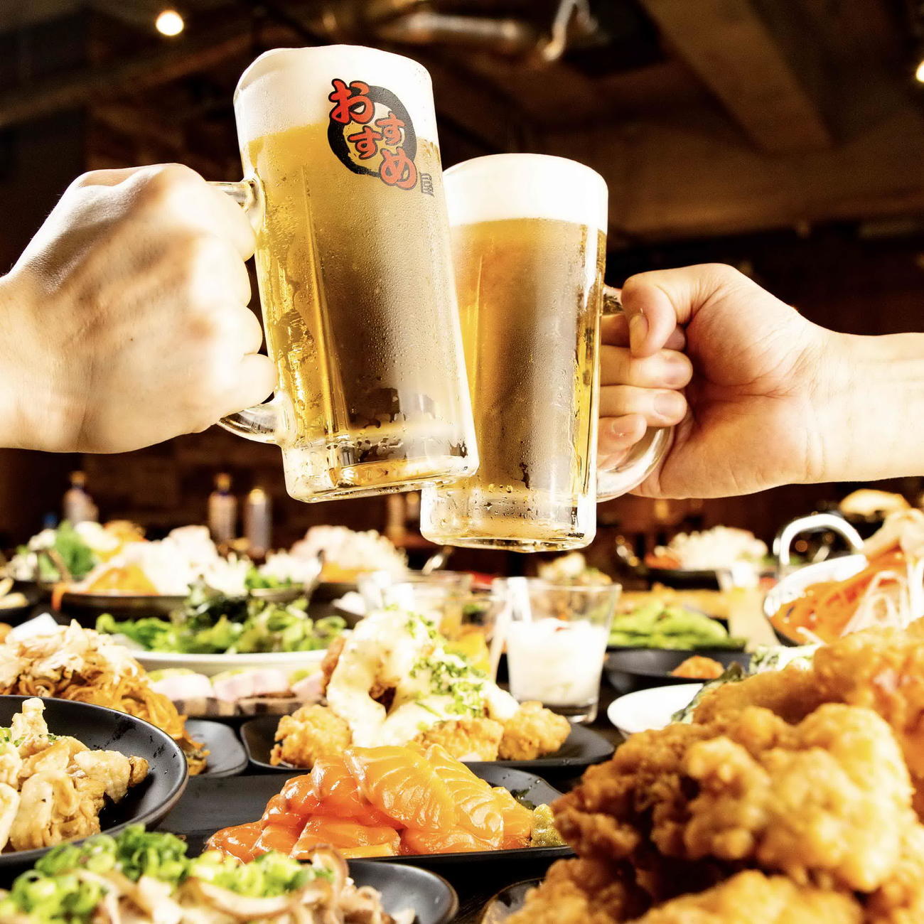 「おすすめ屋」の食事と乾杯イメージ（同店提供）