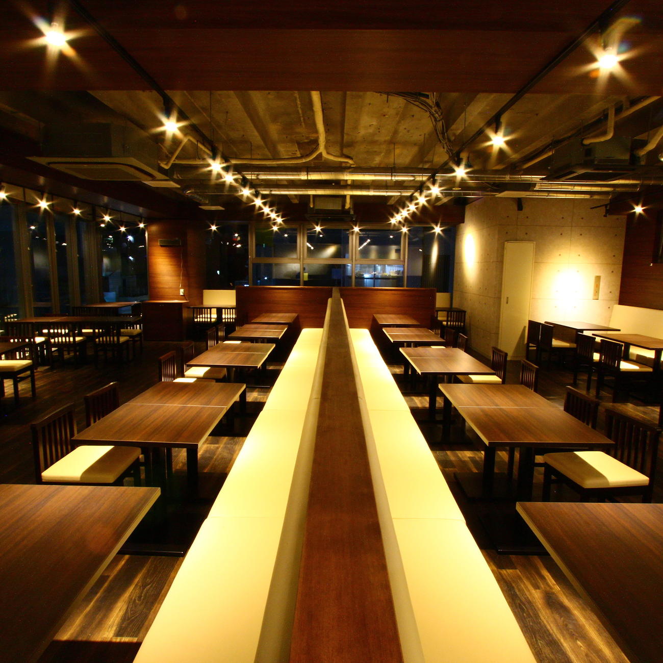 「おすすめ屋」上野店の内観（同店提供）