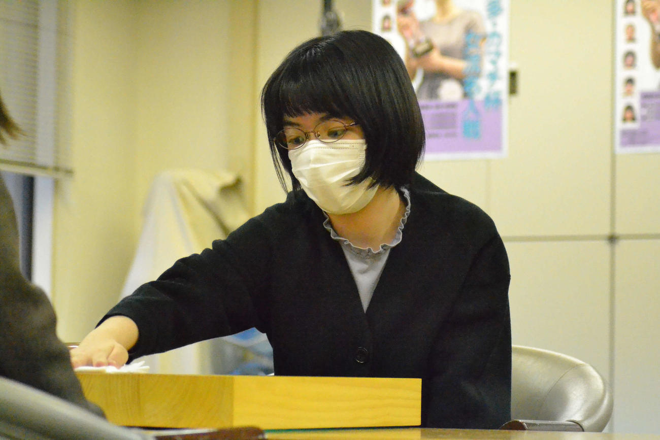 対局開始前に碁盤をきれいにふく仲邑菫二段