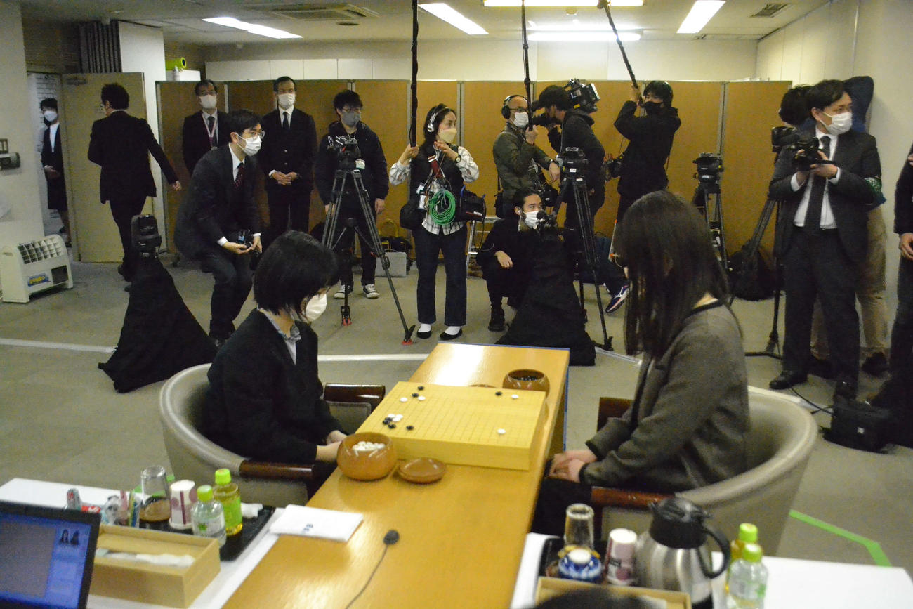 藤沢里菜女流名人（右）との挑戦手合第2局に臨む仲邑菫二段（左）