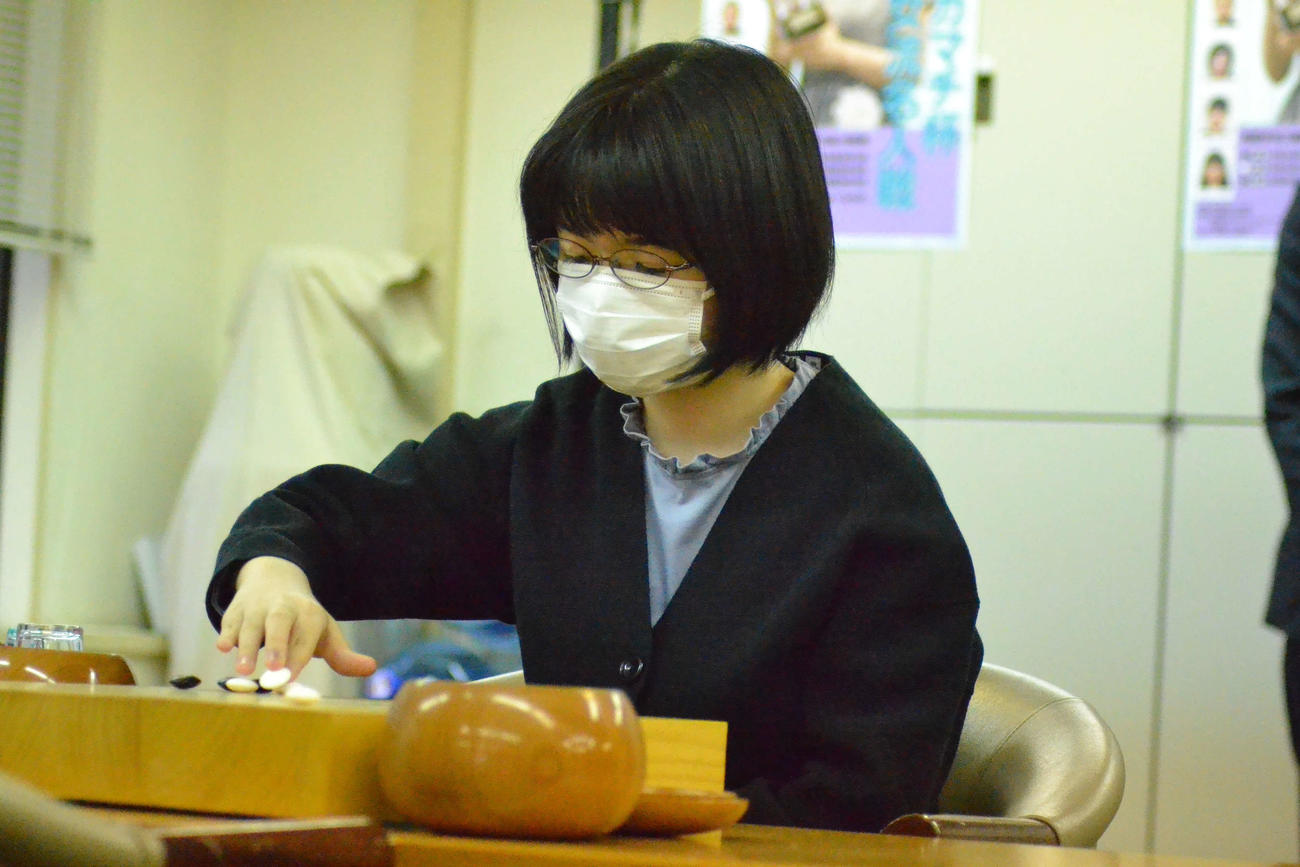 藤沢里菜女流名人との挑戦手合第2局に臨む仲邑菫二段