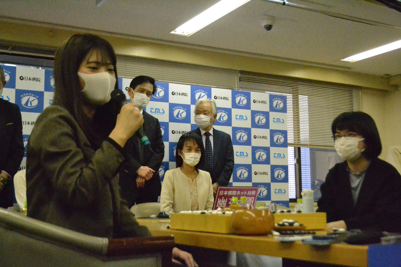 タイトル戦初登場となった仲邑菫二段（右）の挑戦を退けて5連覇を達成した藤沢里菜女流名人（左）