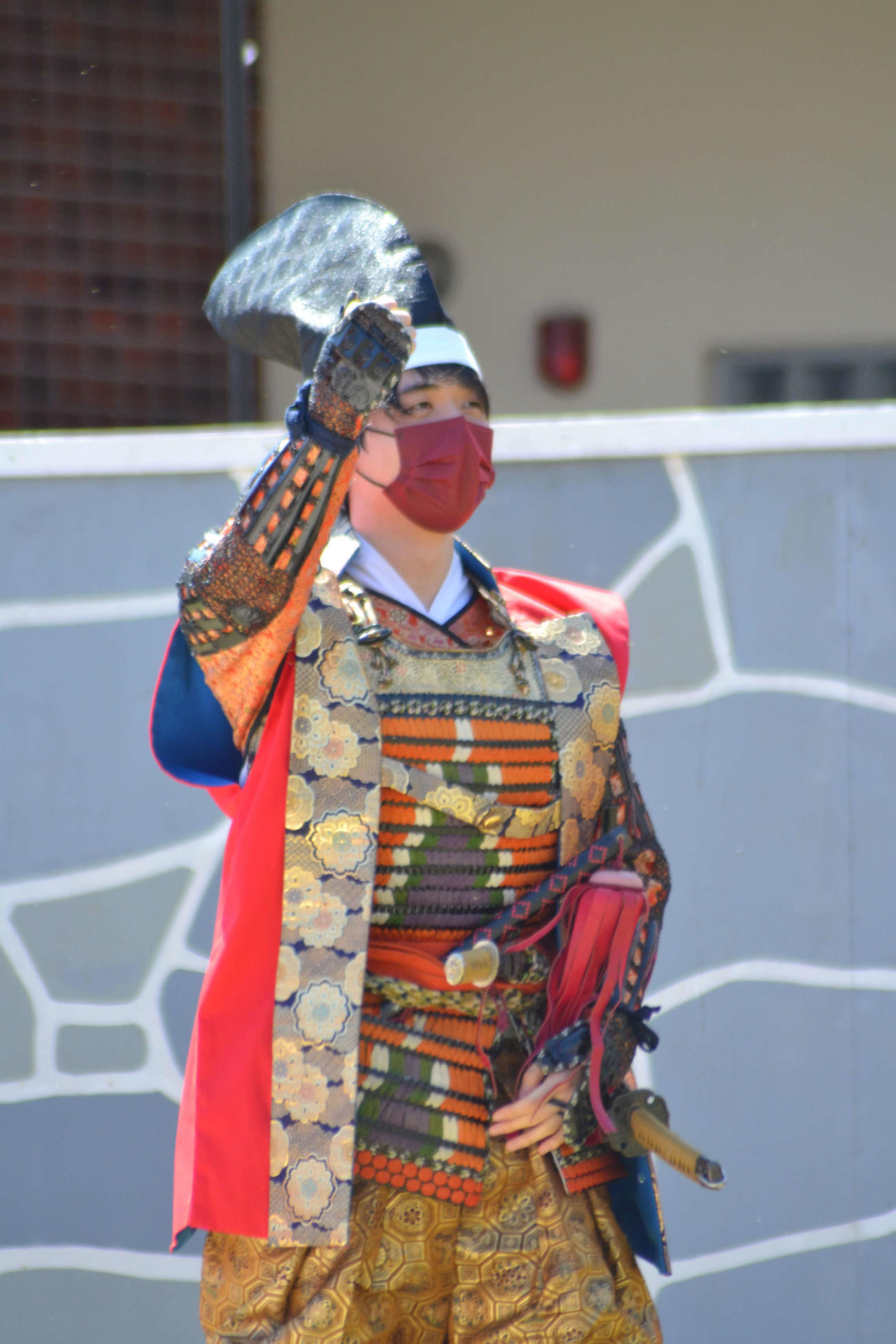 ちょっぴりはにかみながら勝ちどきを上げる藤井聡太竜王