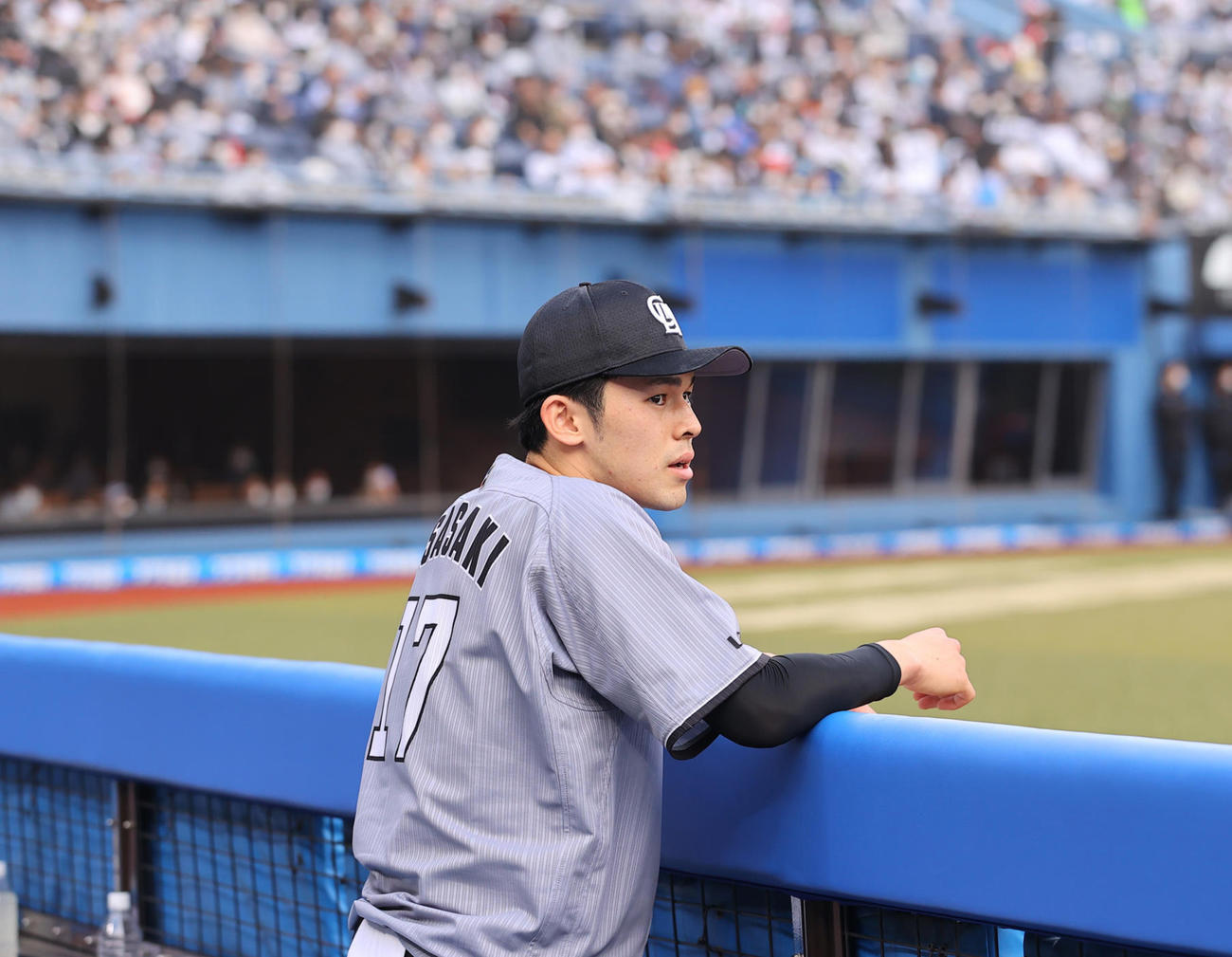 9回表、投手交代を告げられベンチから試合を見つめるロッテ佐々木朗希（撮影・垰建太）
