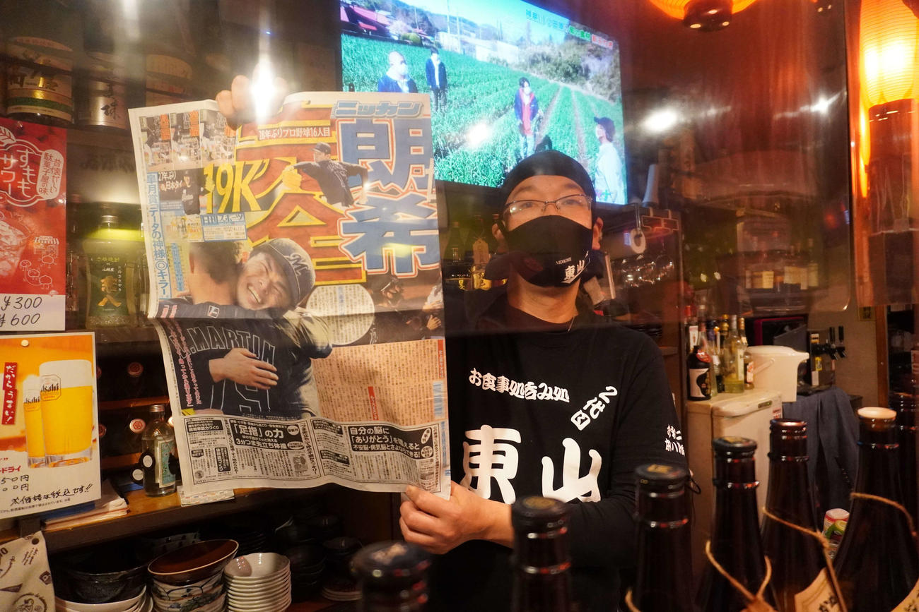 ロッテファンが集う飲食店「二代目　東山」の店主西山明孝さん（撮影・沢田直人）