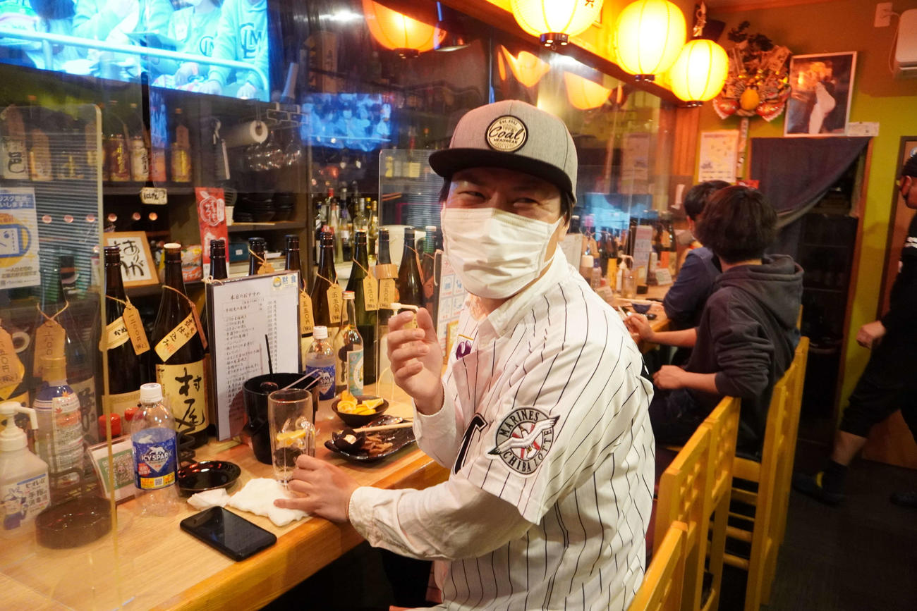飲食店「二代目　東山」で試合を観戦しロッテ佐々木朗の活躍に笑顔を見せる三田泰幹さん（撮影・沢田直人）